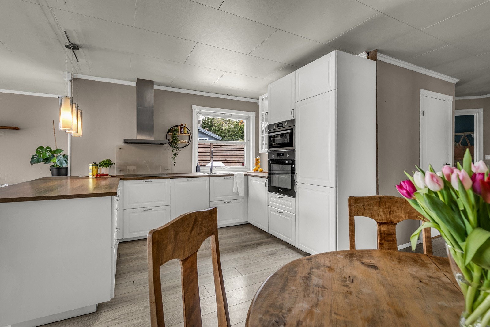 Integrert stekeovn, platetopp, oppvaskmaskin, mikrobølgeovn og kjøleskap med fryser. Galleribilde