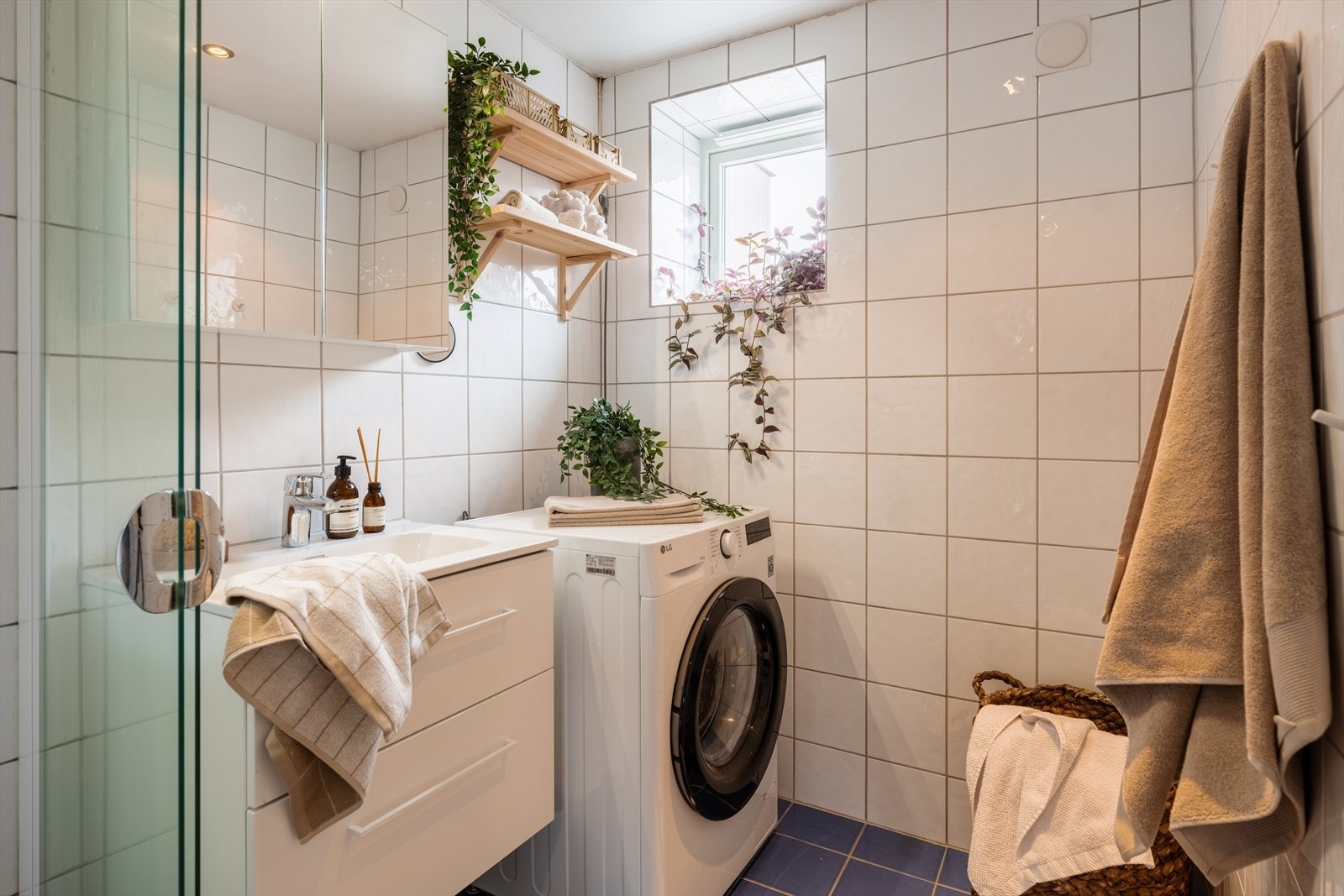 Badet er flislagt og ble ifølge opplysninger modernisert i 2001. Innredningen består av servantskap med glatte, folierte fronter og heldekkende servant, samt speilskap med lysarmatur over servant. Galleribilde