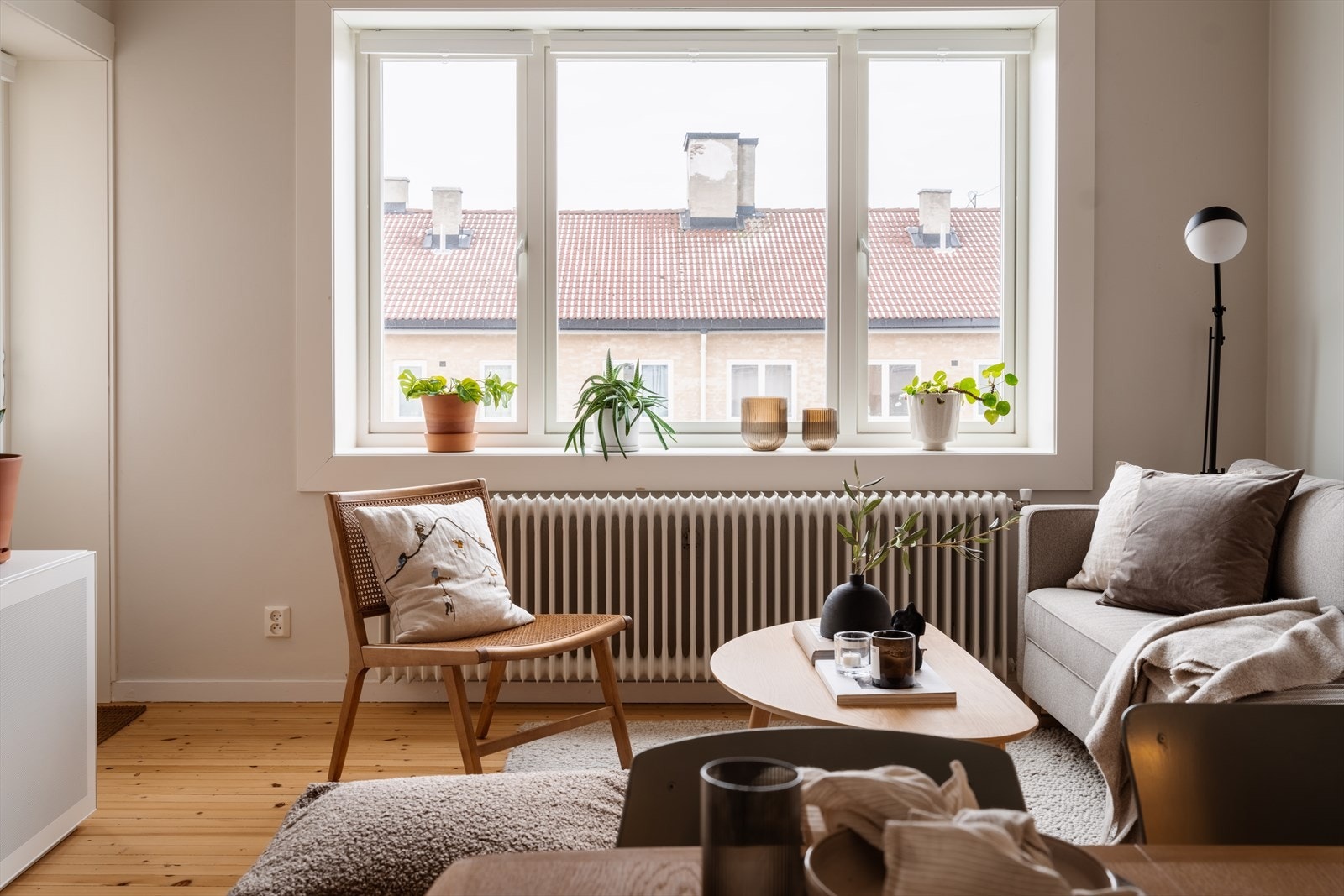 Vinduer og balkongdører er fra 2024, noe som gir boligen et moderne løft og gode isolerende egenskaper. Radiatorer sørger for jevn og behagelig varme, og oppvarming er inkludert i felleskostnadene, noe som gir forutsigbare bokostnader. Galleribilde