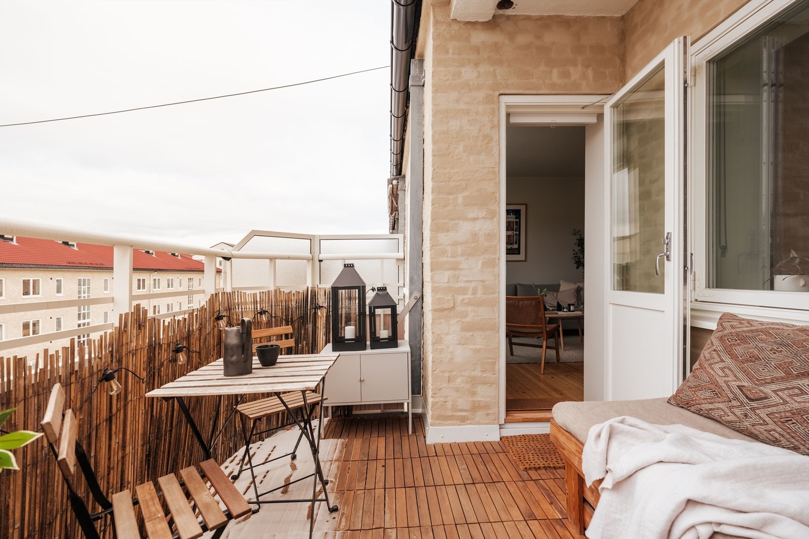 Det er montert utvendig stikkontakt, noe som gir praktiske bruksmuligheter. Balkongen oppleves romslig med plass til både sittegruppe og ønsket møblering, og fungerer som en naturlig forlengelse av stuen i sommerhalvåret. Galleribilde