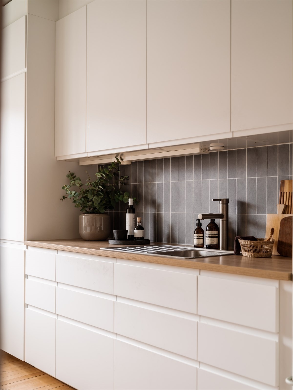 Det er god skap- og benkeplass med effektive arbeidsflater på begge sider. Galleribilde