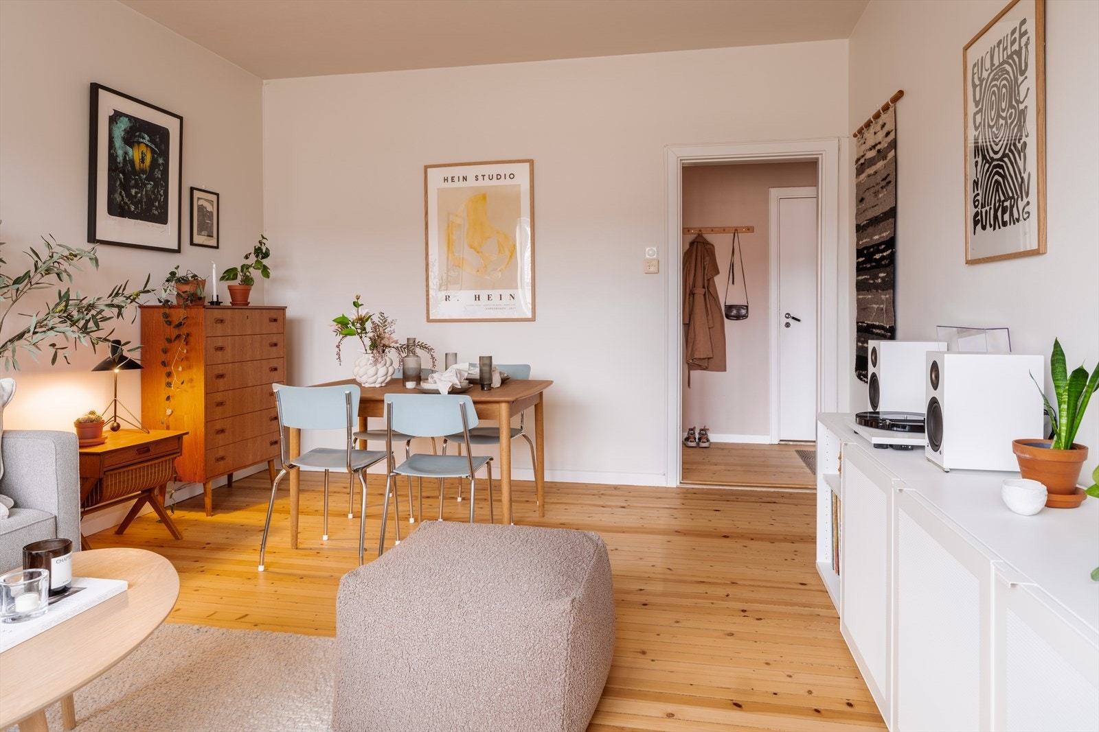 Leiligheten byr på en romslig planløsning, generøs takhøyde på opptil ca. 2,68 meter og store vindusflater som gir en luftig og behagelig romfølelse. Galleribilde