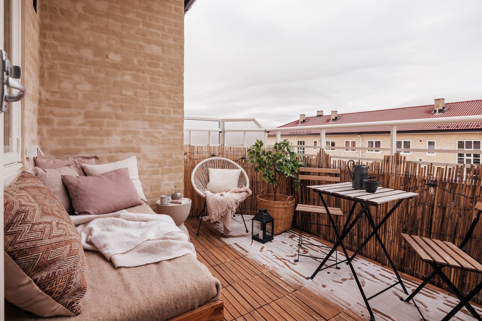 Fra stuen er det utgang til en nordvestvendt balkong på 7,5 m² med gode solforhold - perfekt for ettermiddager og kvelder i solen. Galleribilde