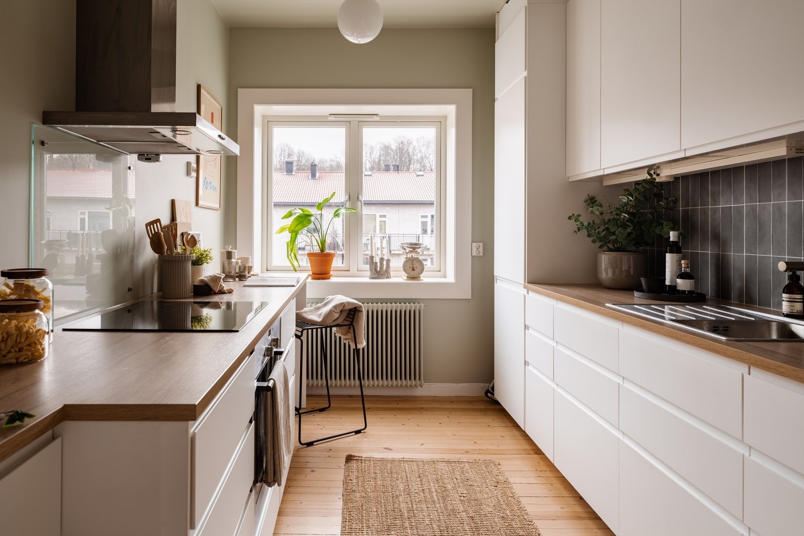 Kjøkkenet er separat og har en moderne innredning fra 2017. Galleribilde