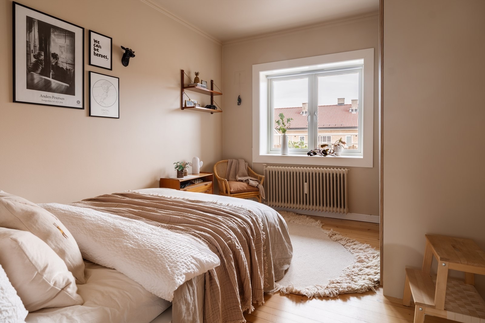 Soverommet er romslig og har god standard med originale tregulv og god takhøyde som gir en behagelig romfølelse. Galleribilde