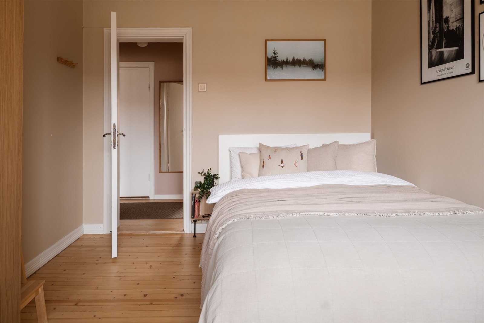 Rommet har flere gode møbleringsmuligheter med plass til dobbeltseng, nattbord og eventuelt kommode eller skriveplass. Garderobeskap gir praktisk oppbevaringsplass. Galleribilde