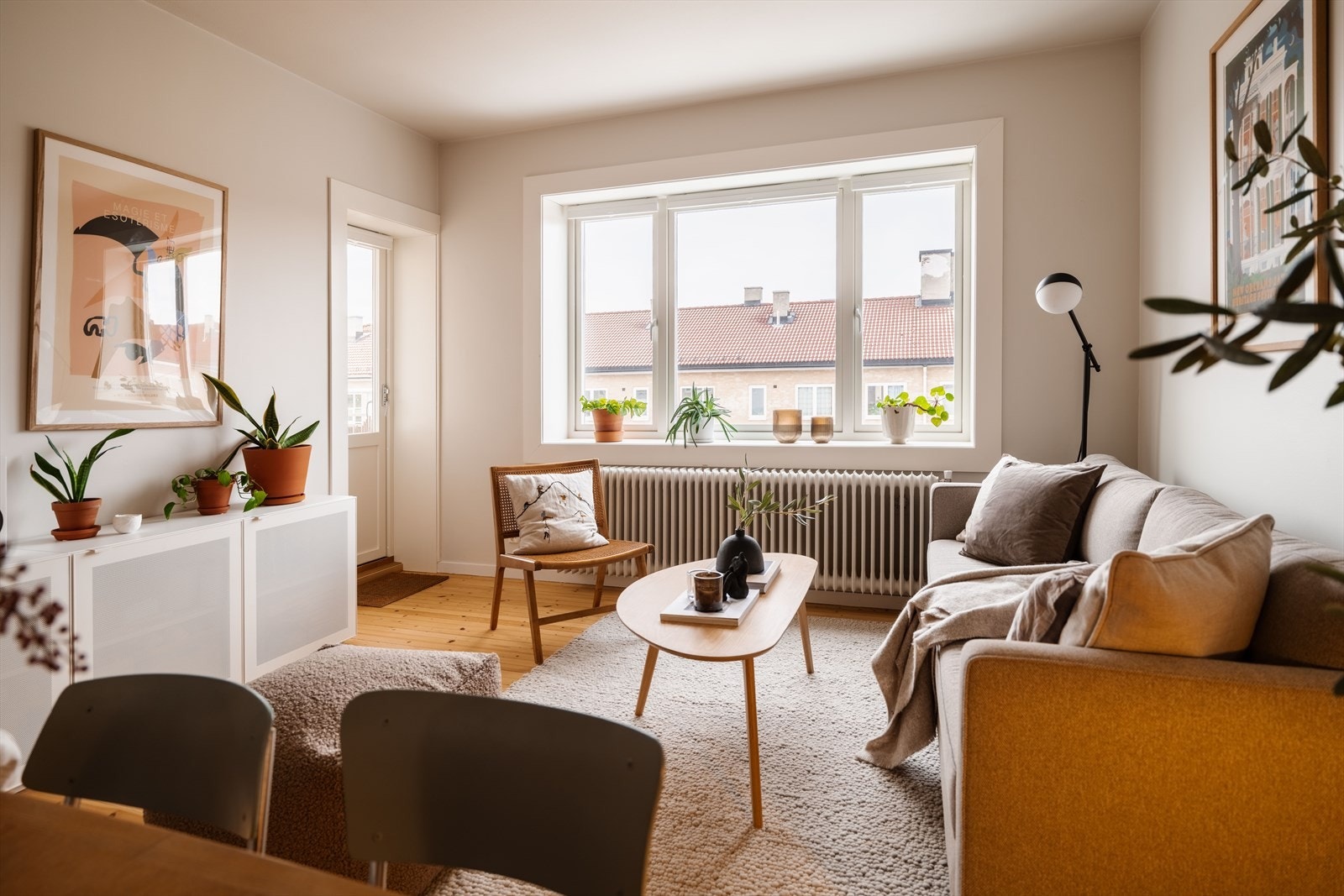 Stuen er romslig og svært innbydende, med fleksibel planløsning som gir flere gode møbleringsmuligheter. Her er det naturlig plass til både sofagruppe og spisebord, noe som skaper en sosial og funksjonell sone for både hverdag og gjester. Galleribilde