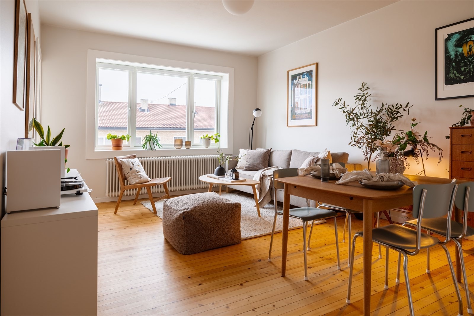 Velkommen til Helgesens gate 78C! En lys og gjennomgående 2-roms leilighet med attraktiv beliggenhet i byggets øverste etasje. Foto: Tigerstaden Boligfoto. Galleribilde