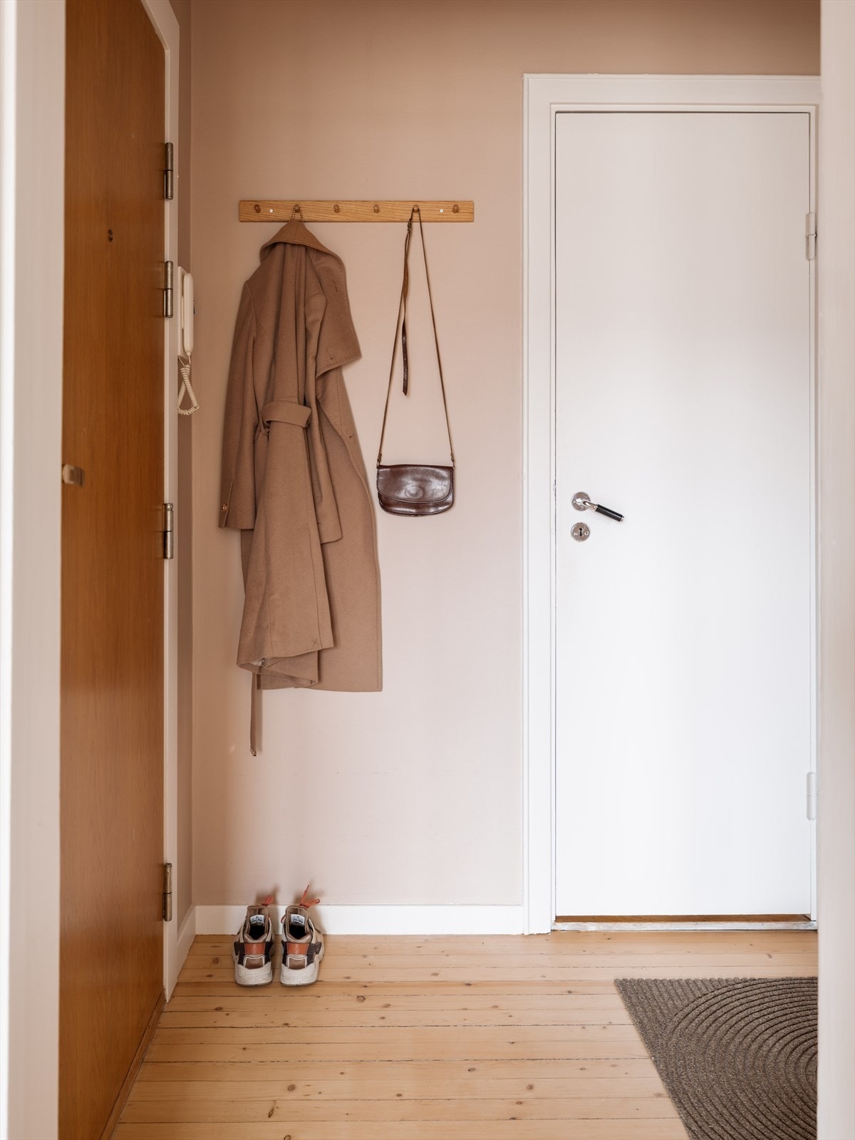 Når du entrer leiligheten, møtes du av en innbydende entré med lyse overflater og god plass til yttertøy og sko. Galleribilde