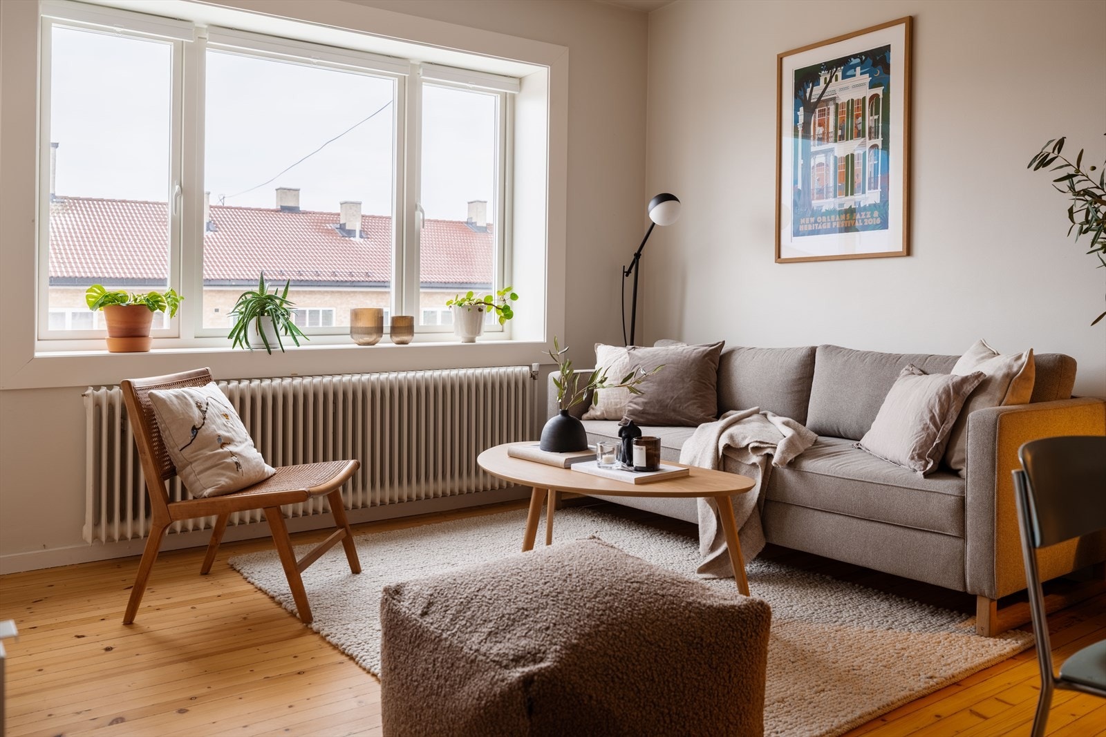 Store vindusflater og god takhøyde slipper inn godt med lys og bidrar til den åpne og behagelige atmosfæren. Galleribilde