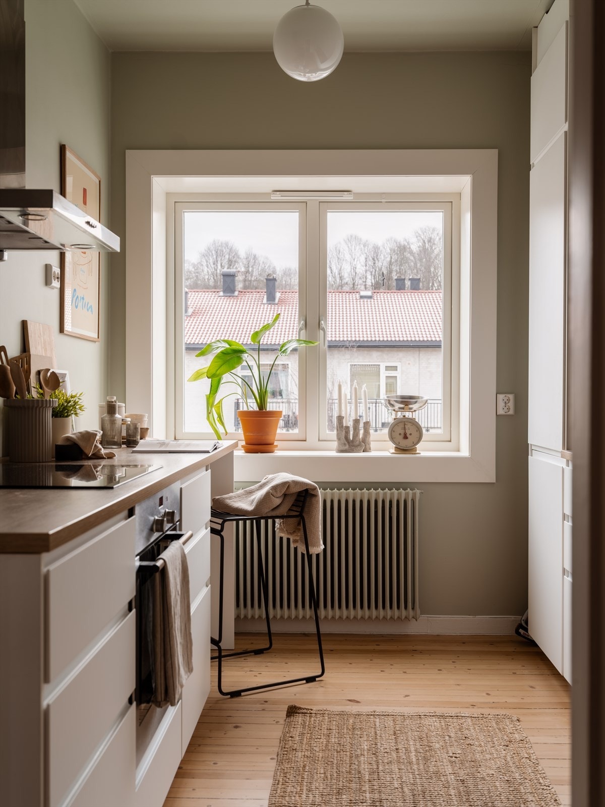 Integrerte hvitevarer bidrar til et helhetlig og ryddig uttrykk. Belysning under overskap gir godt arbeidslys. Galleribilde