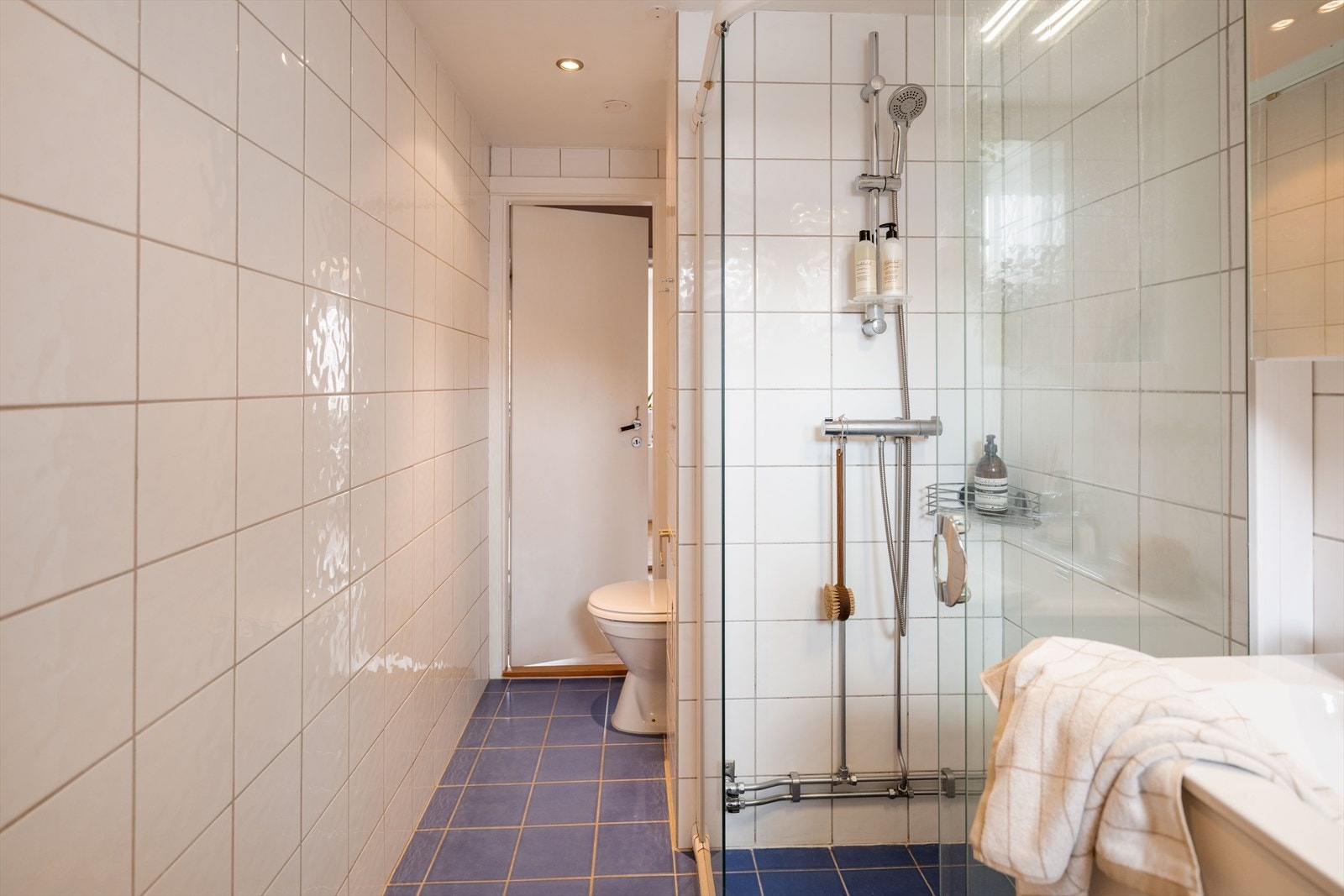 Det er gulvmontert toalett og opplegg for vaskemaskin. Badet har naturlig avtrekksventilasjon via ventil i vegg og himling, med tilluft via spalte ved terskel. Galleribilde