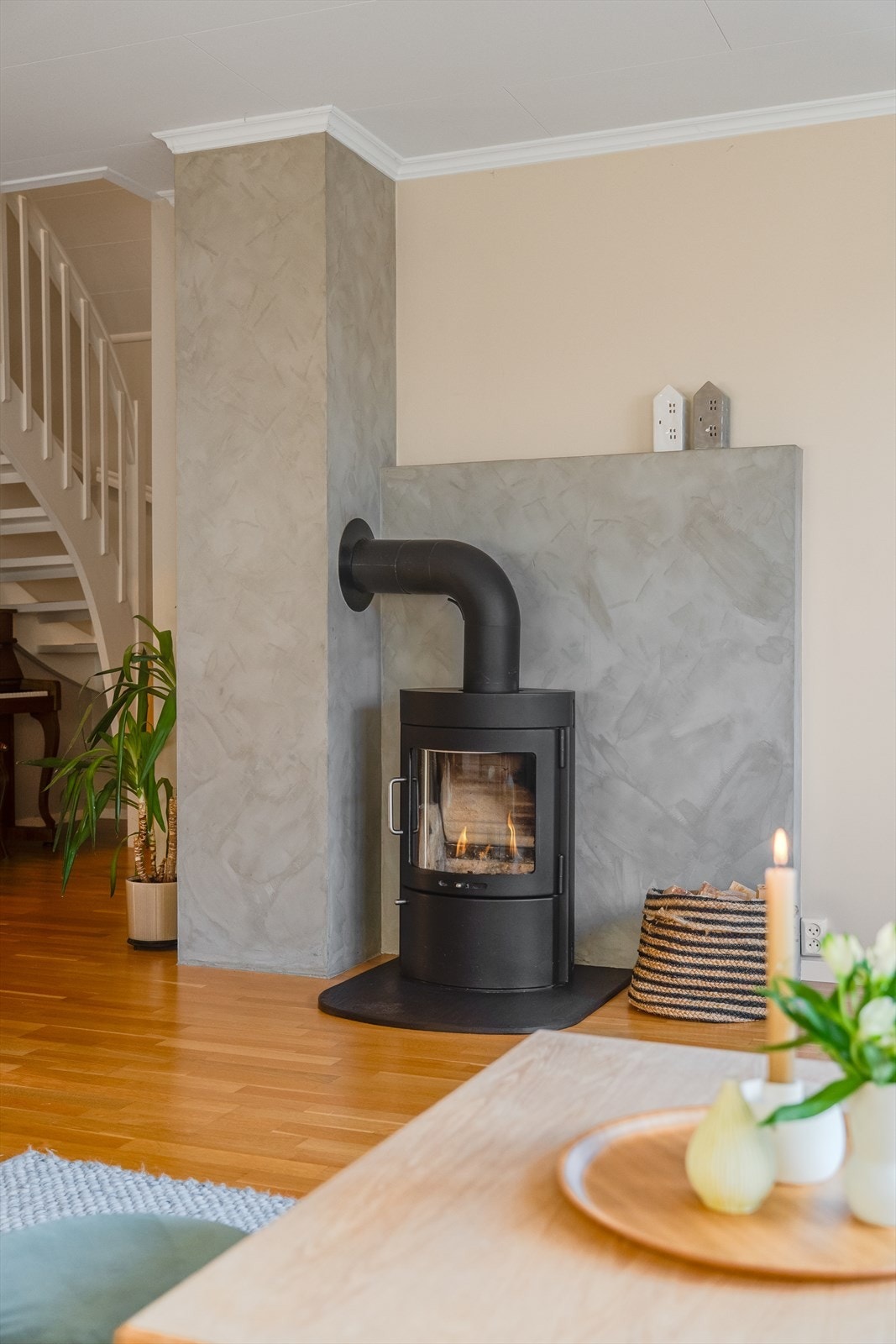 Vedovn og varmepumpe til oppvarming på kjølige dager Galleribilde