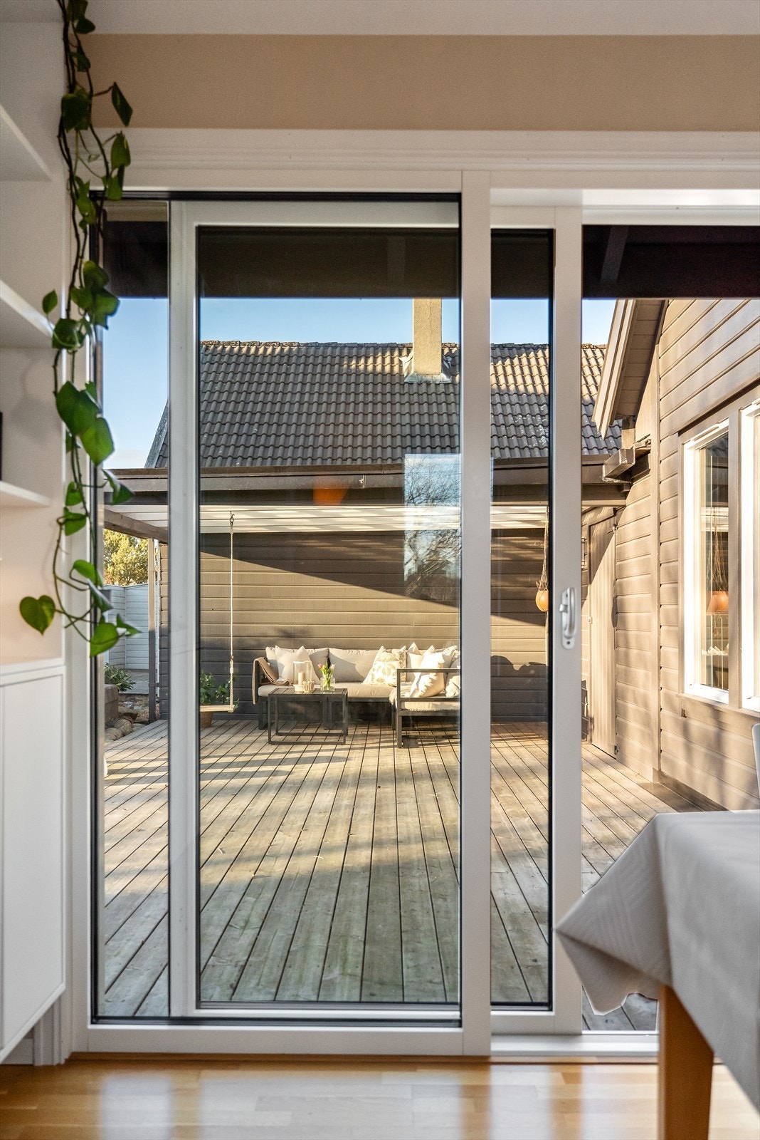 Kjøkkenet har også utgang til terrasse på vestsiden Galleribilde