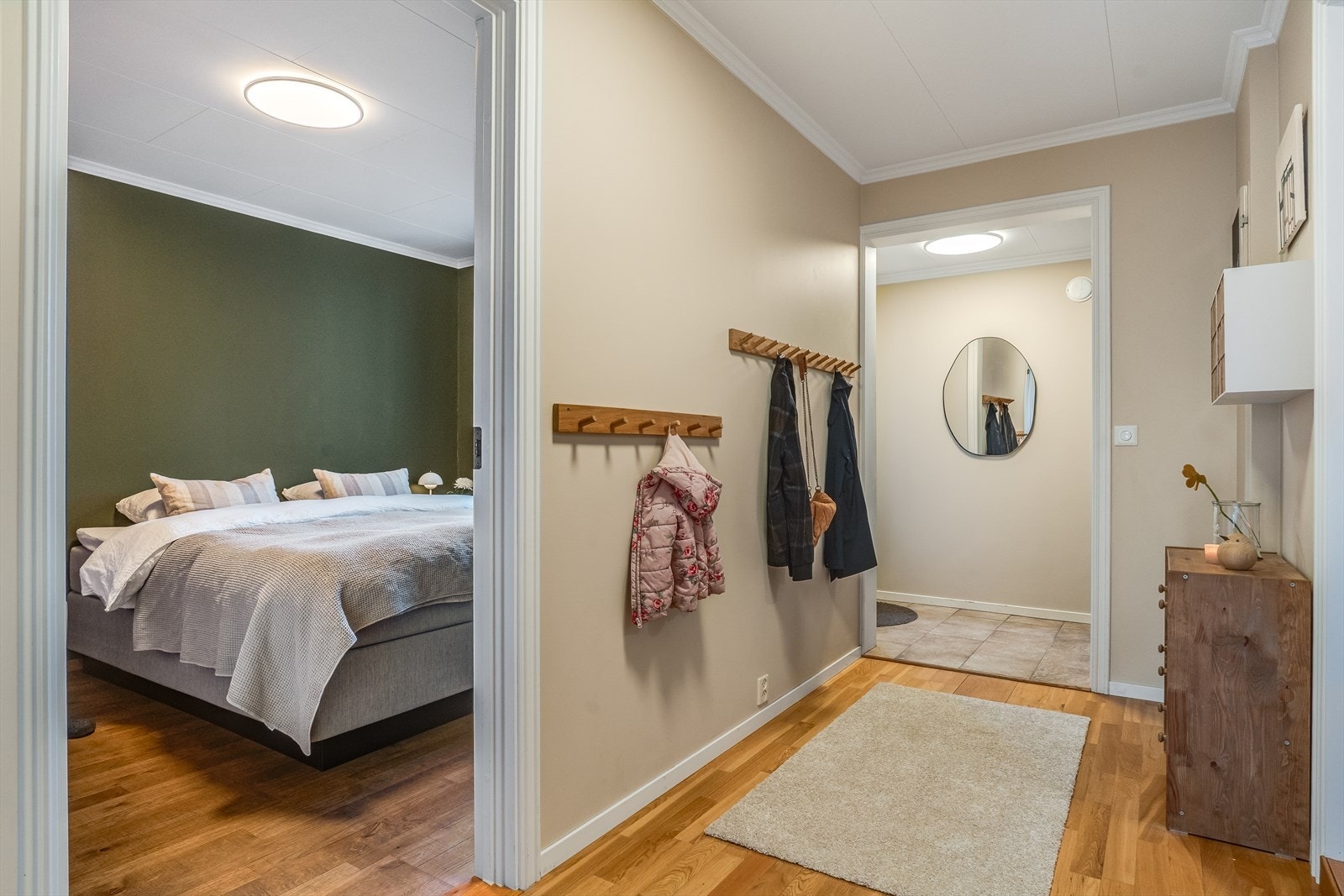 Gangen har god plass til oppbevaring av jakker og rom for å parkere sko Galleribilde