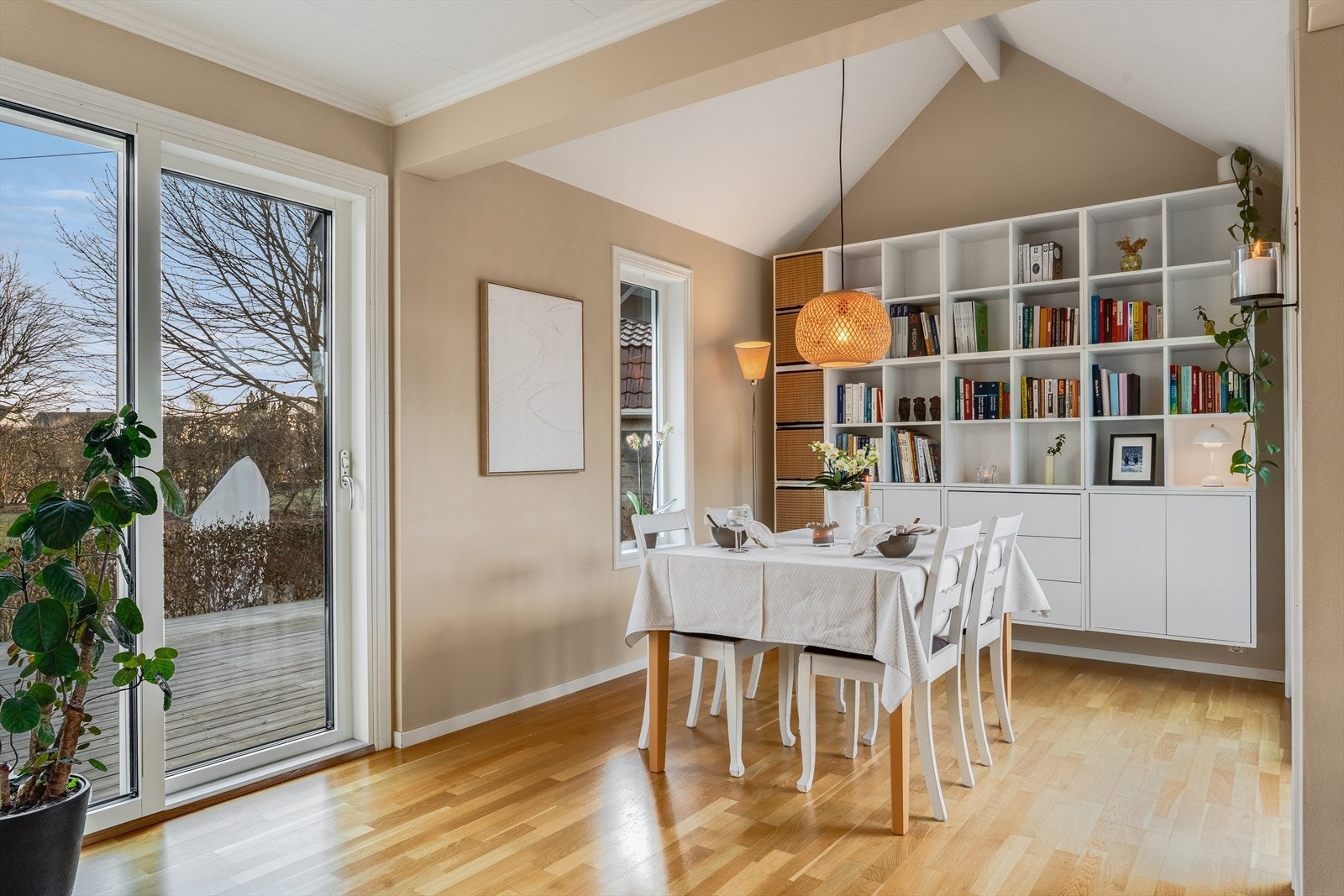 Kjøkkenet har god plass til stort spisebord for hele familien Galleribilde