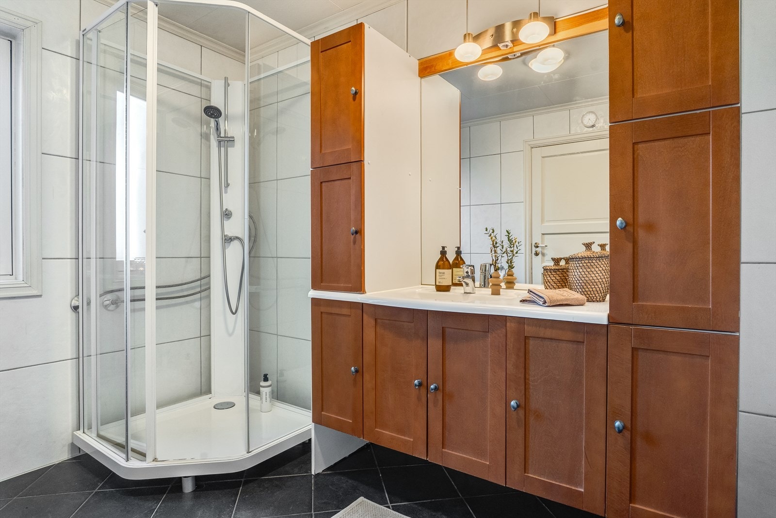 Rommet har innredning med nedfelt servant, toalett, dusjkabinett og opplegg for vaskemaskin Galleribilde