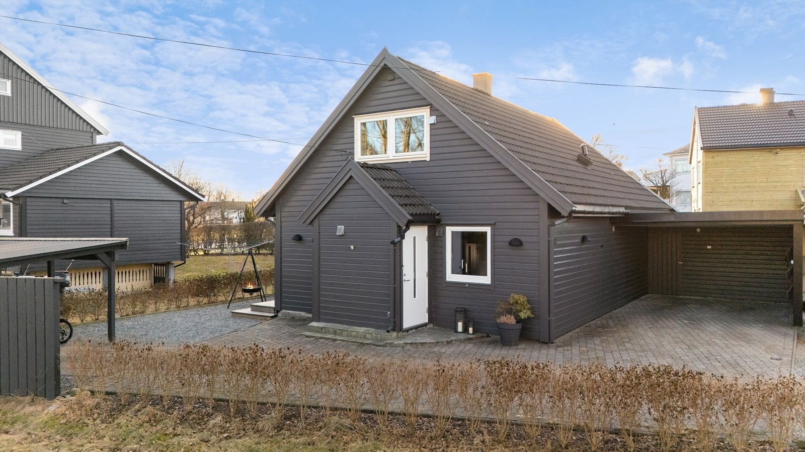 Gruset / belegningsstein lagt gårdstun m/gode parkeringsmuligheter (2 carporter) Galleribilde