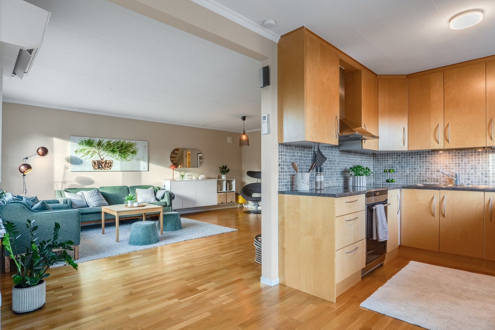 Kjøkkenet har en sosial atmosfære til stuen Galleribilde