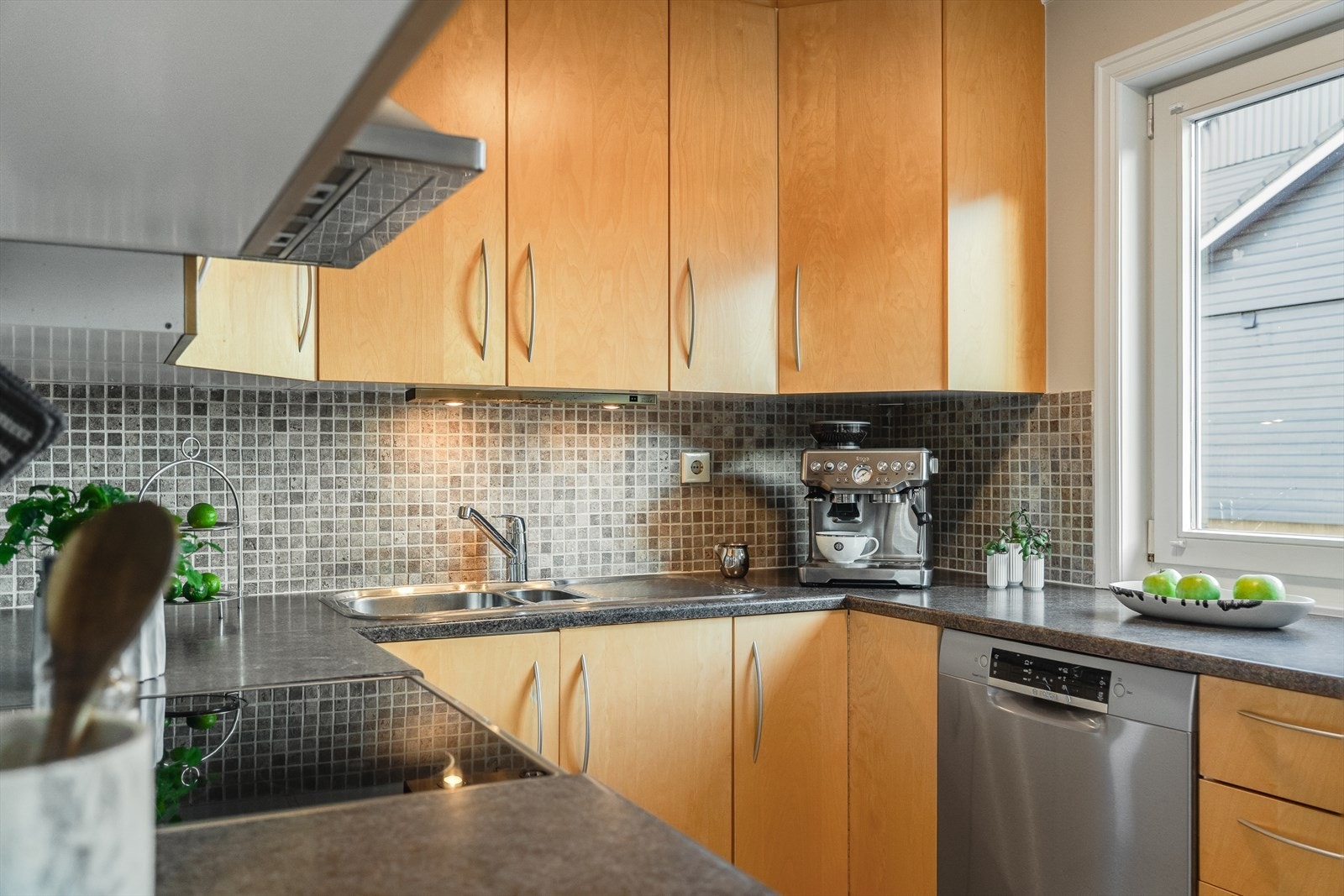 Mye skap og benkeplass, samt fliser mellom over og underskap Galleribilde