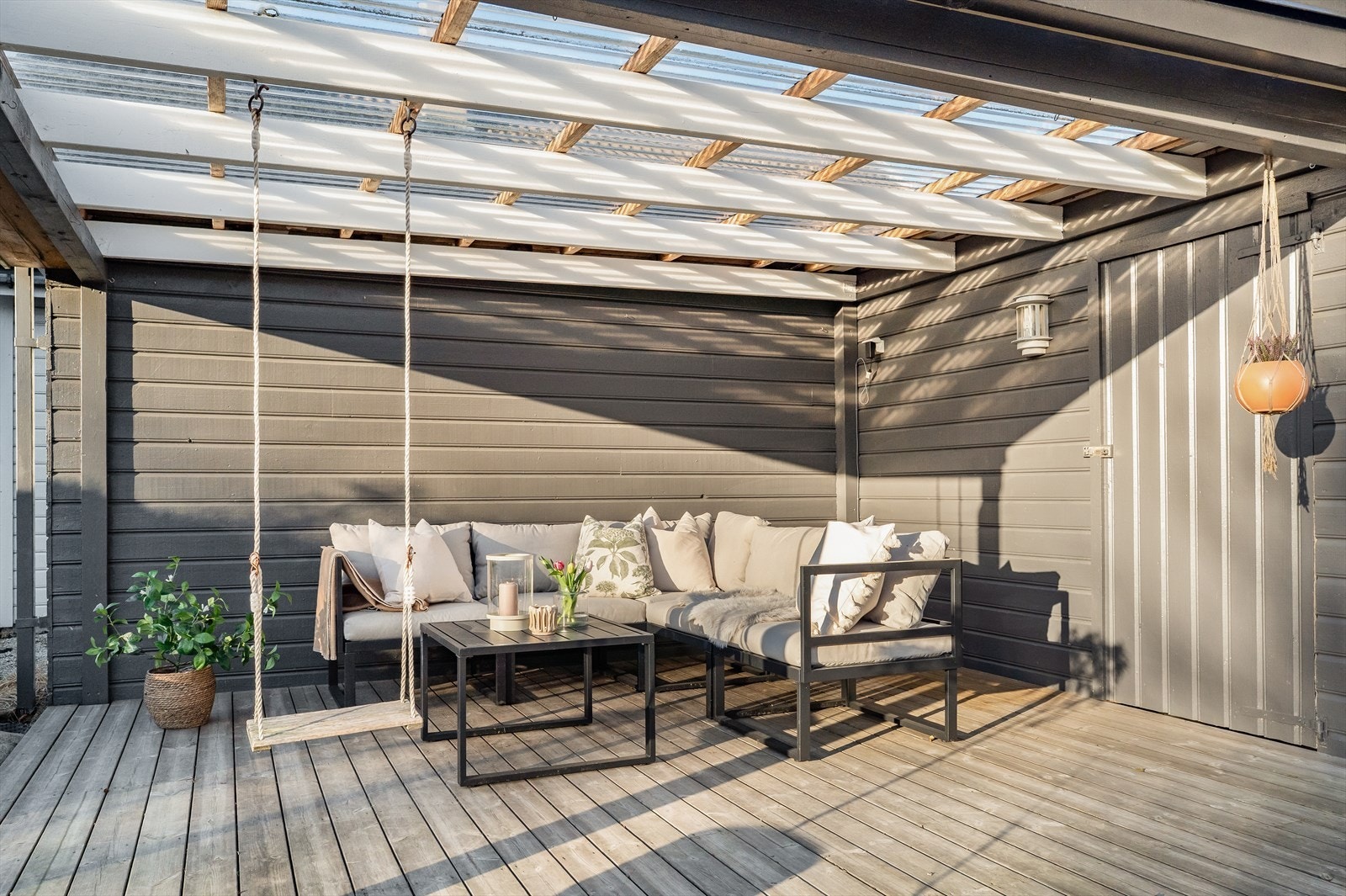 Delvis overbygget areal og dør til carport Galleribilde