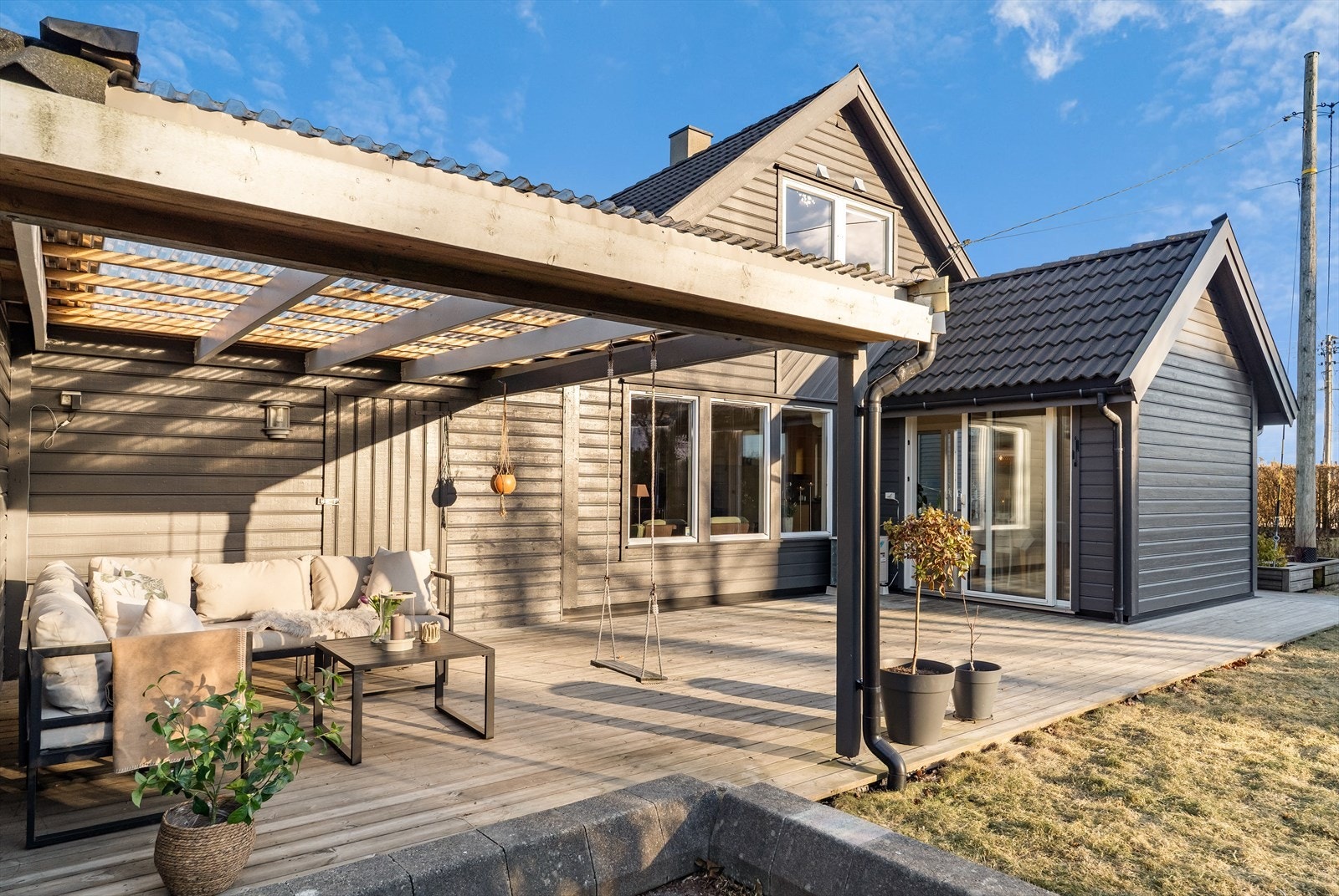 Herlig terrasse, ypperlig for hagemøblement, potteplanter og grill Galleribilde