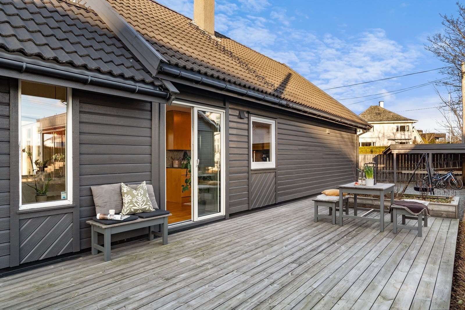 Terrasse på sørside, utmerket til spisebordgruppe og sommerhygge Galleribilde