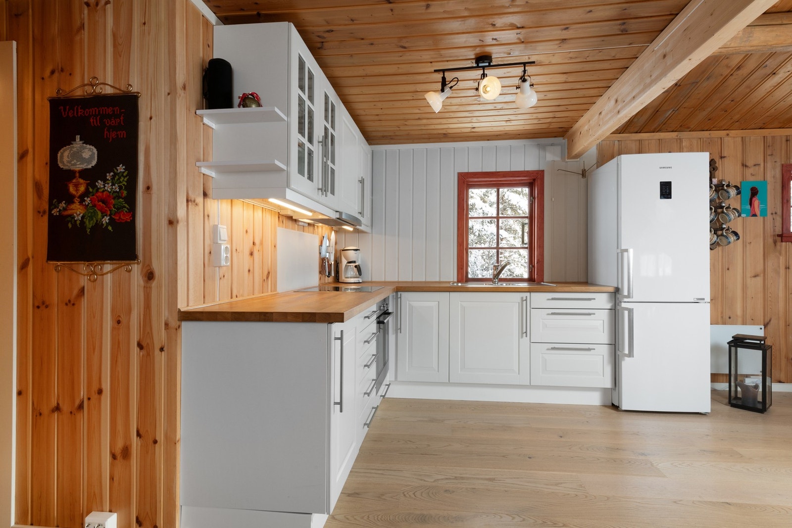 Godt med plass til oppbevaring og matlaging. Galleribilde