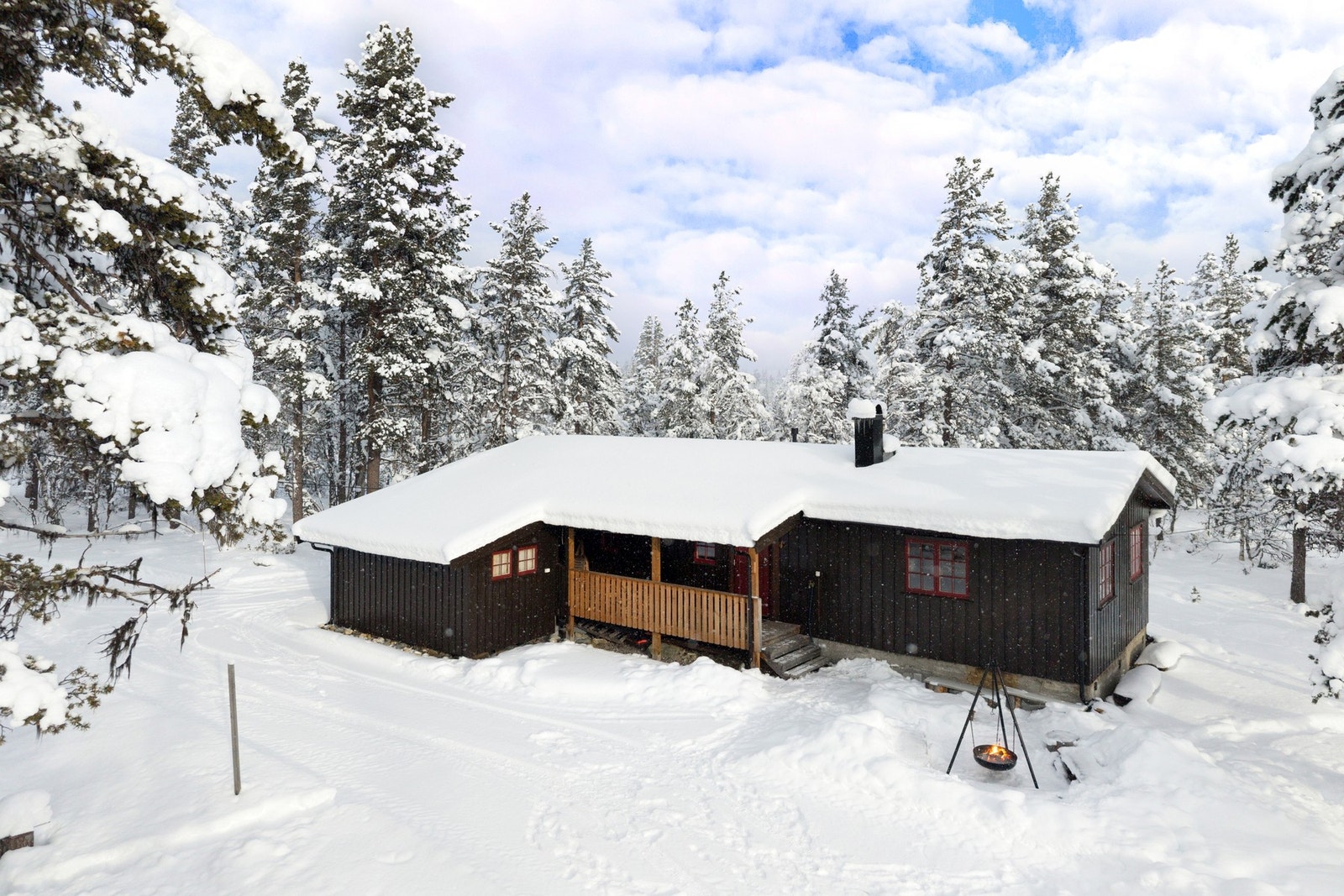 Privatmegleren Hallingdal v/ Merethe Jonsen har gleden av å presentere Langmyrvegen 16!
Bilder tatt av Fotograf Per Andre Andersen. Galleribilde