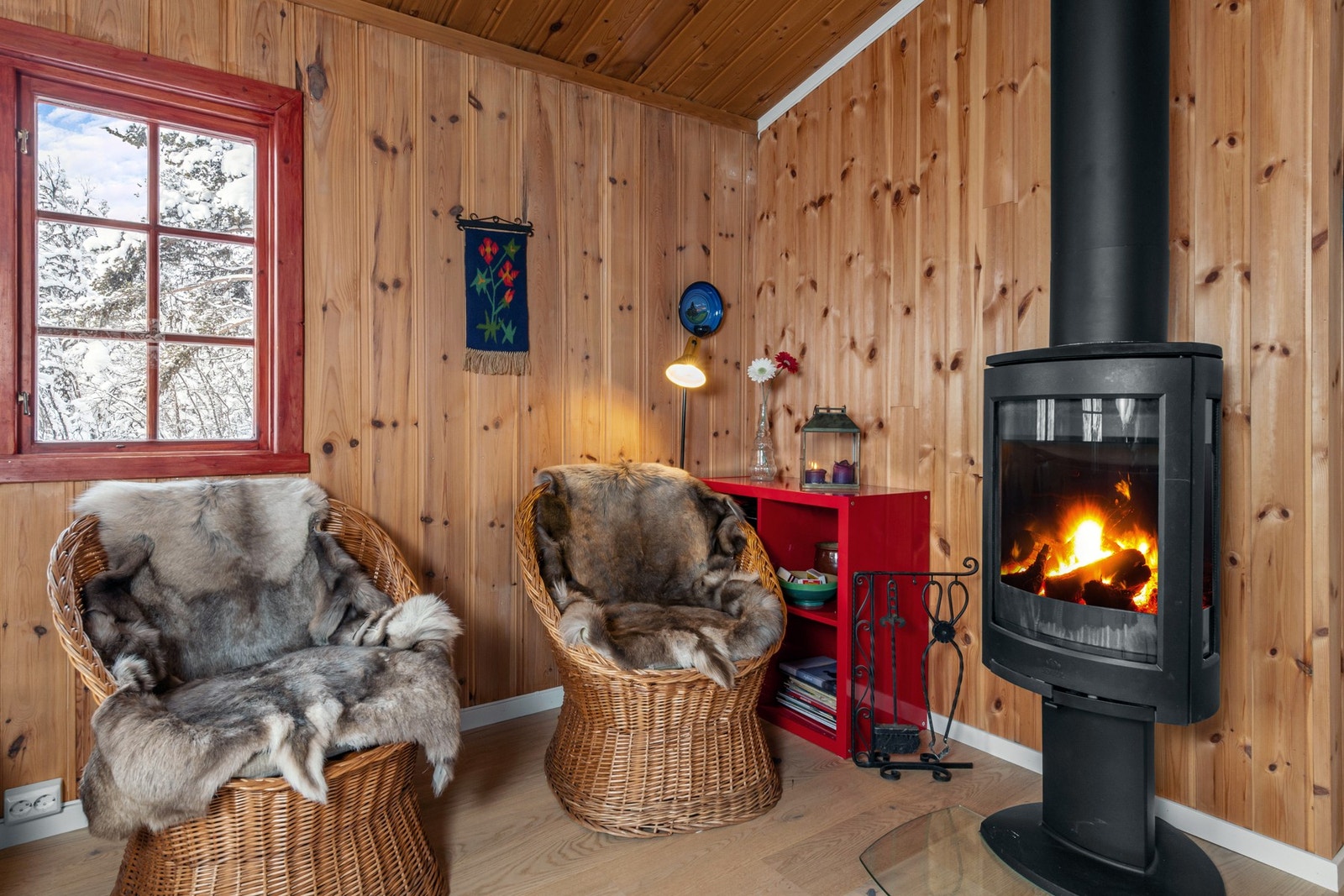 Nyt en kopp med kafe foran peisen etter en lang og aktiv dag ute. Galleribilde