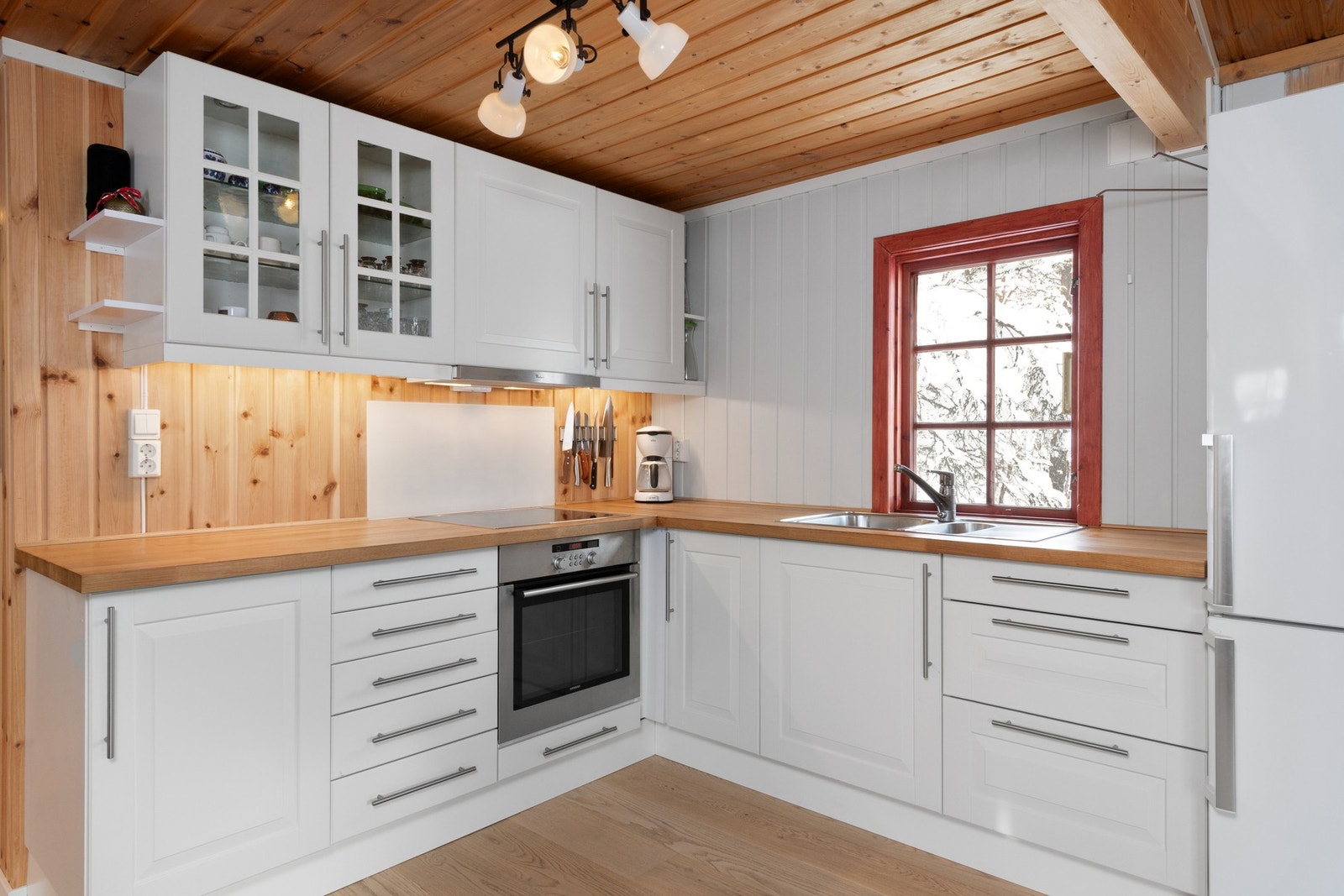 Lyse fronter og benkeplate i heltre. Galleribilde