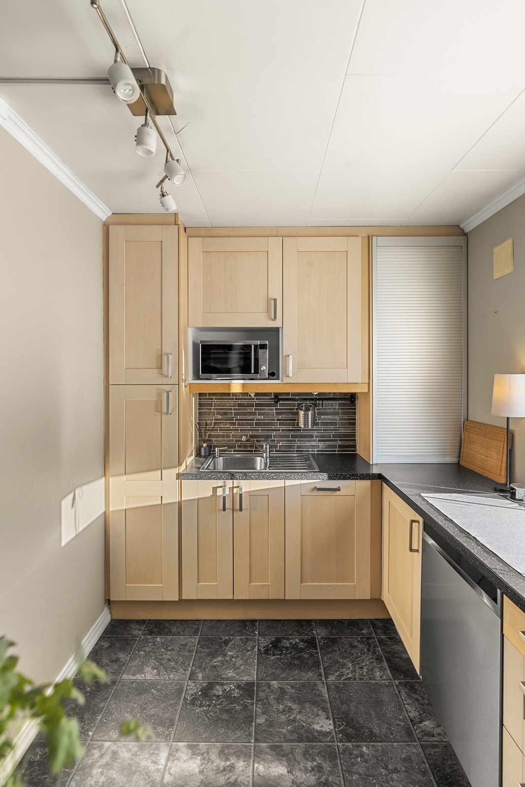 God skapplass og funksjonell utforming med ventilator over kokesonen. Galleribilde