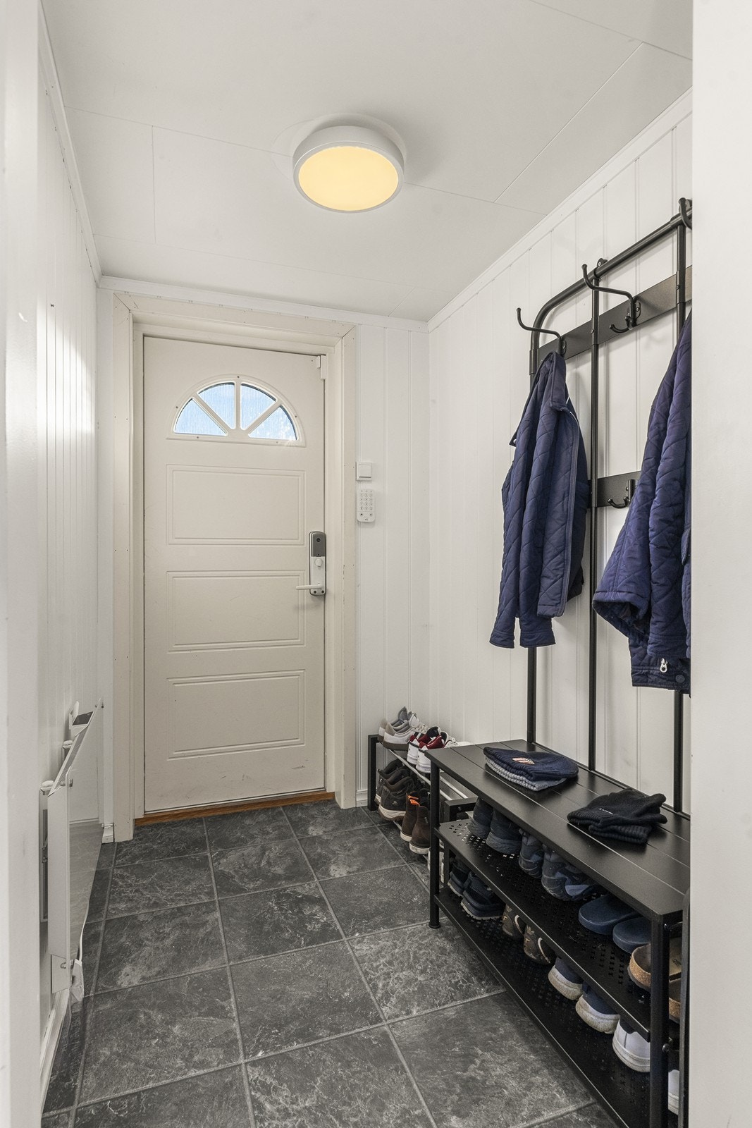 Leilighetens private entré i første etasje gir god plass til yttertøy. Galleribilde