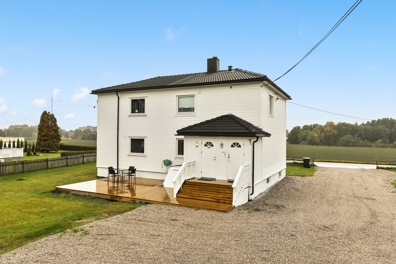 Horisontaldelt tomannsbolig oppført i 1940 og vesentlig påbygd i 2009. Galleribilde