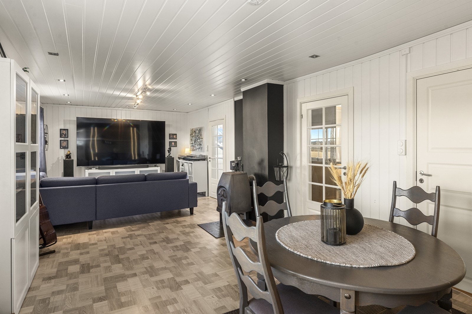 En eldre peisovn gir mulighet for vedfyring og ekstra varme. Galleribilde