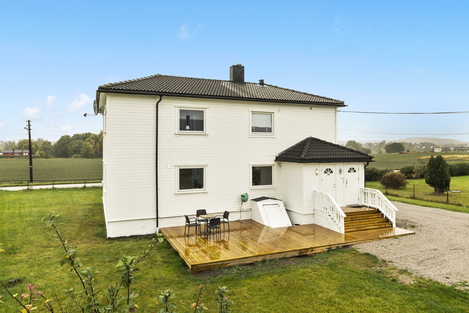 Eiendommen har en felles uteplass på terrengnivå og en gruset gårdsplass. Galleribilde