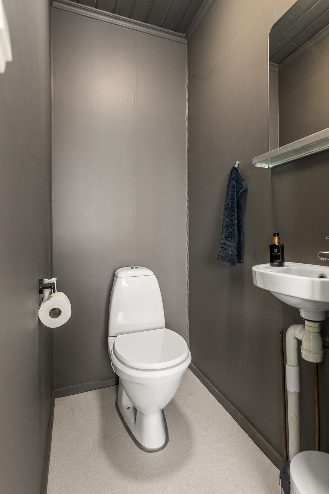 Separat toalettrom med WC og servant, praktisk adskilt fra badet. Galleribilde