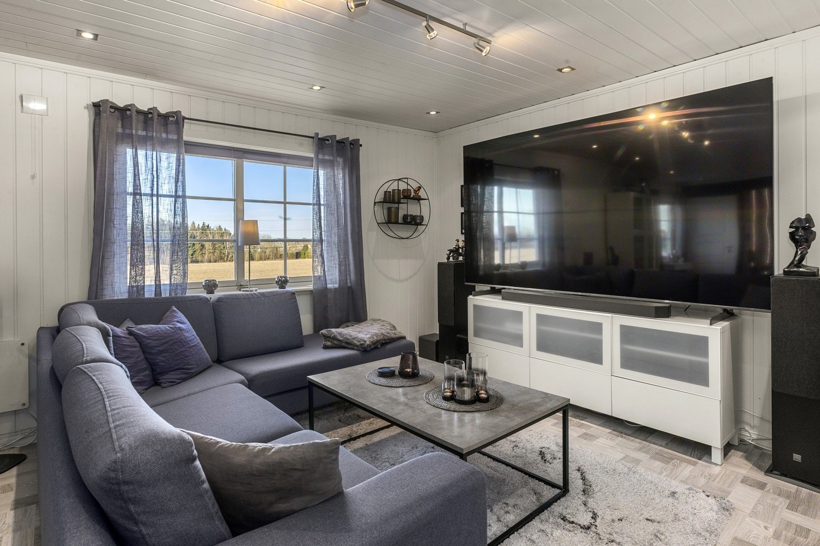 Rommet har laminatgulv og vinduer med 2-lags isolerglass fra 2009. Galleribilde