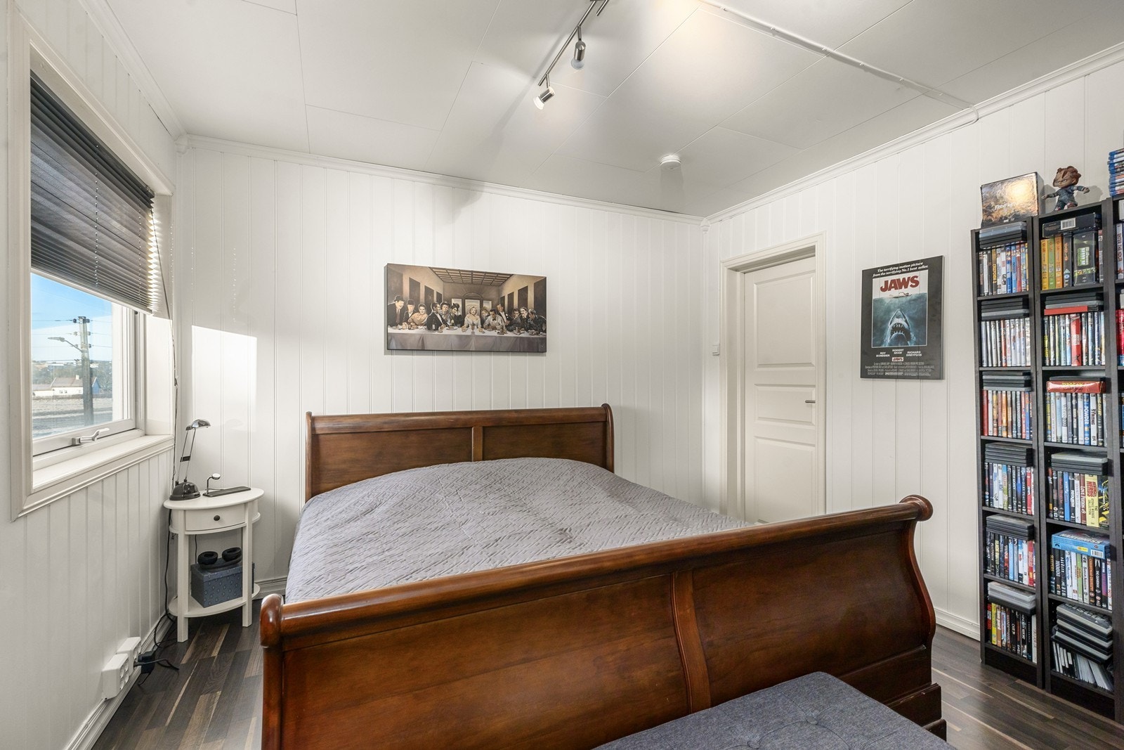 Hovedsoverommet er romslig med malte panelvegger og laminat på gulvet. Galleribilde