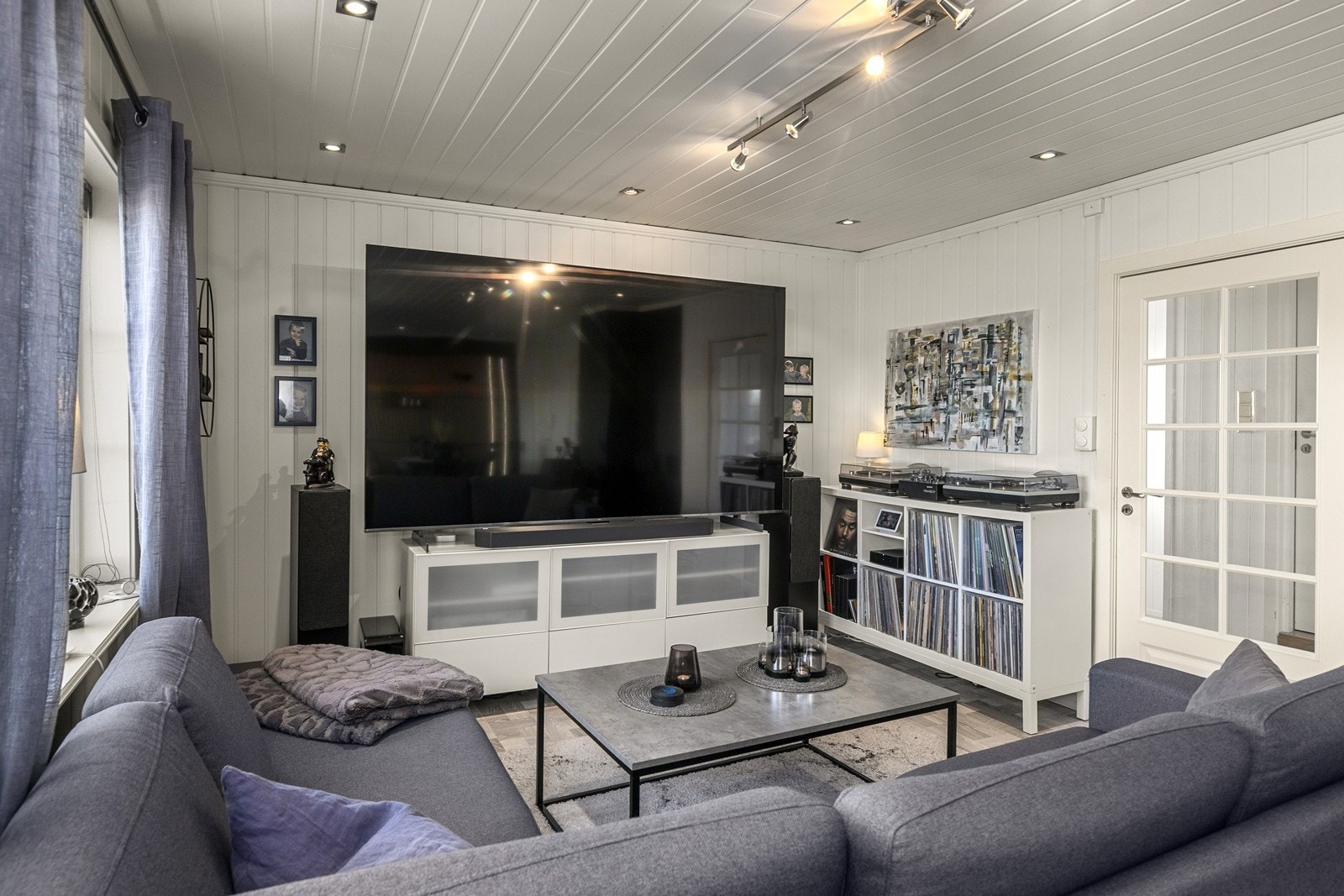 Overflatene er varierte med malte panelplater og slette flater. Galleribilde