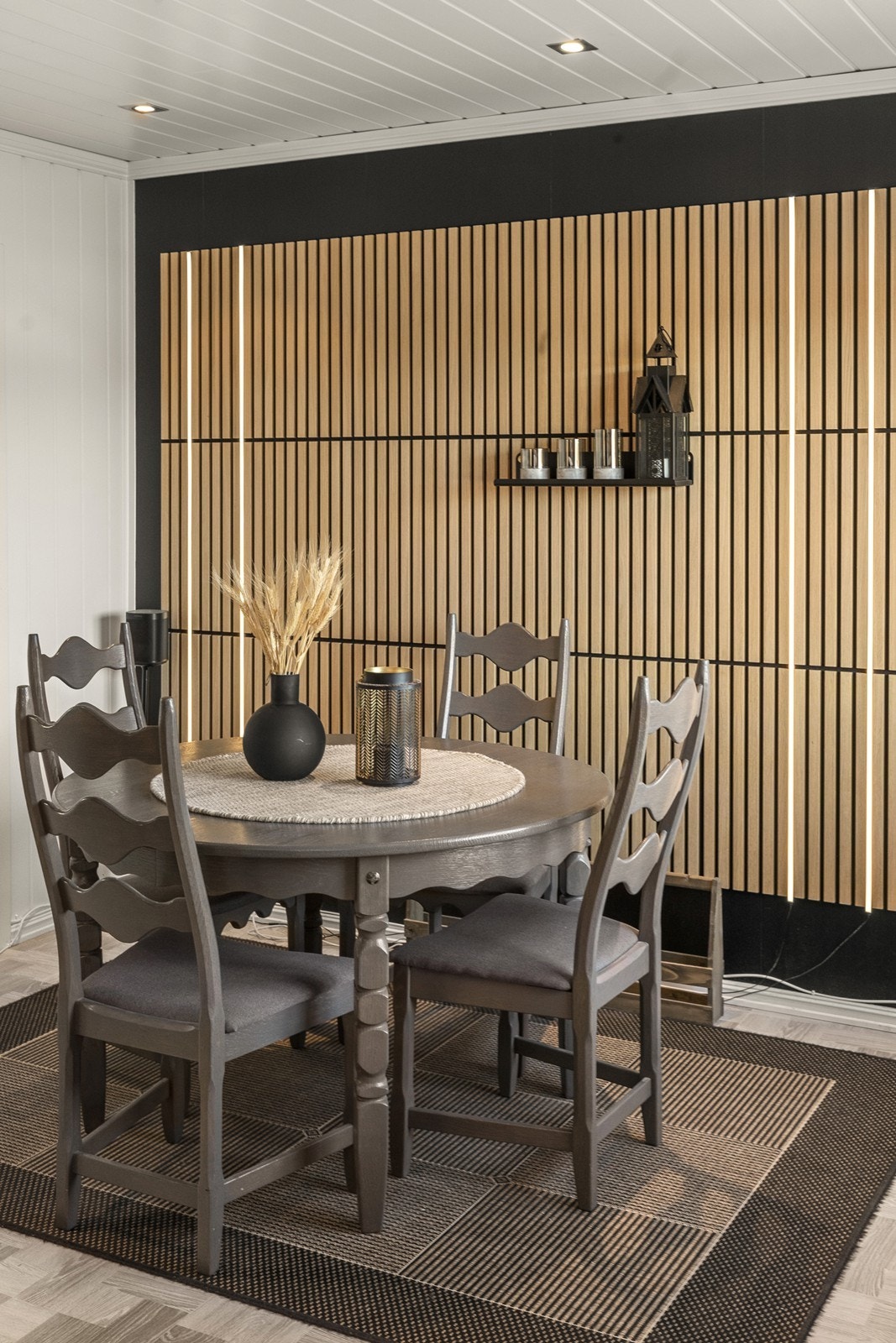 Spileveggen gir rommet et moderne og lunt preg. Galleribilde