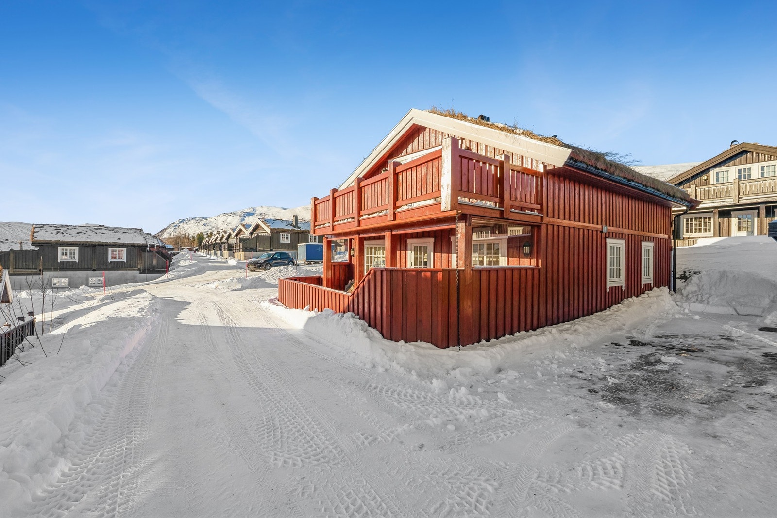 Asfaltert parkeringsplass til hytten Galleribilde