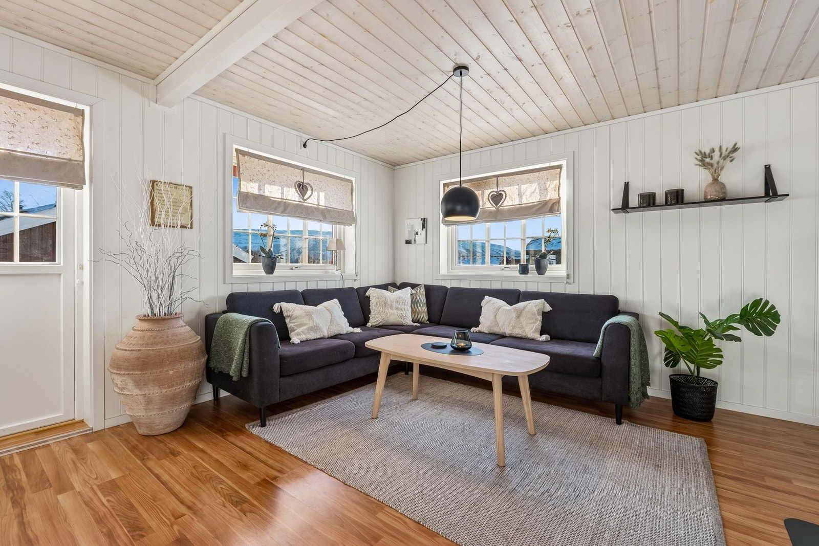 Fra stuen får man direkte utgang til den takoverbygde terrassen. Galleribilde