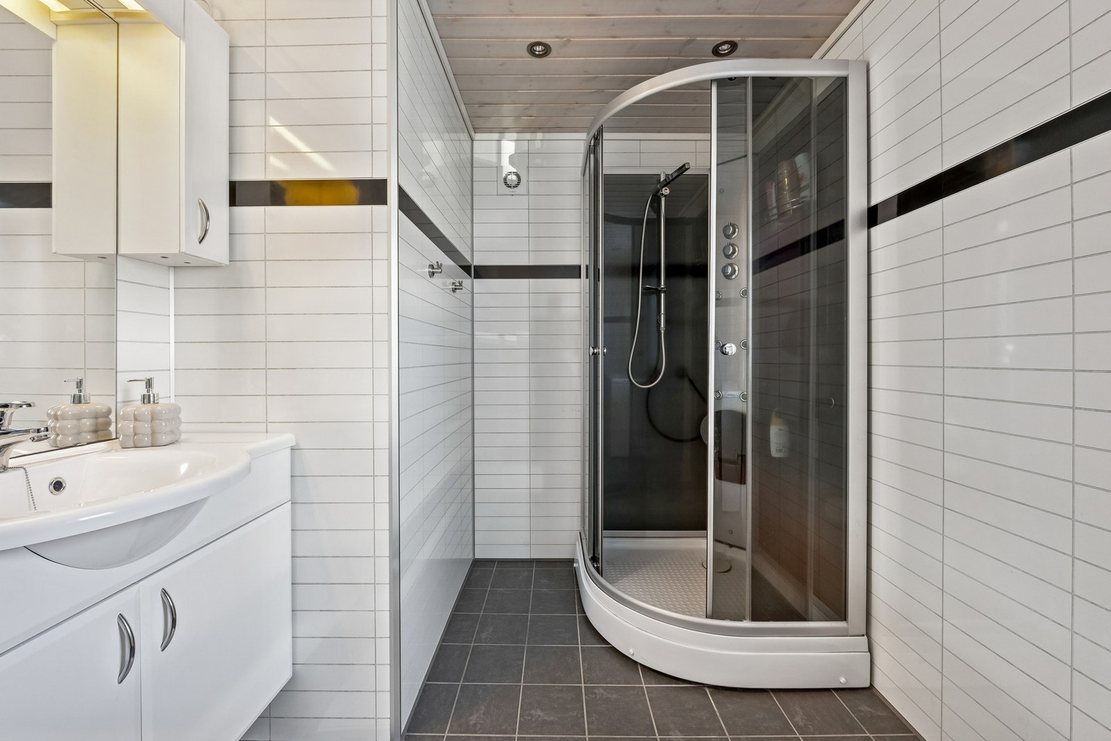 Pent og romslig bad med varmekabler i flislagt gulv. Galleribilde