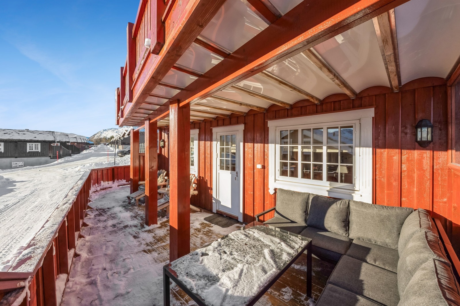 Hytta har flere hyggelige uteplasser med gode solforhold Galleribilde