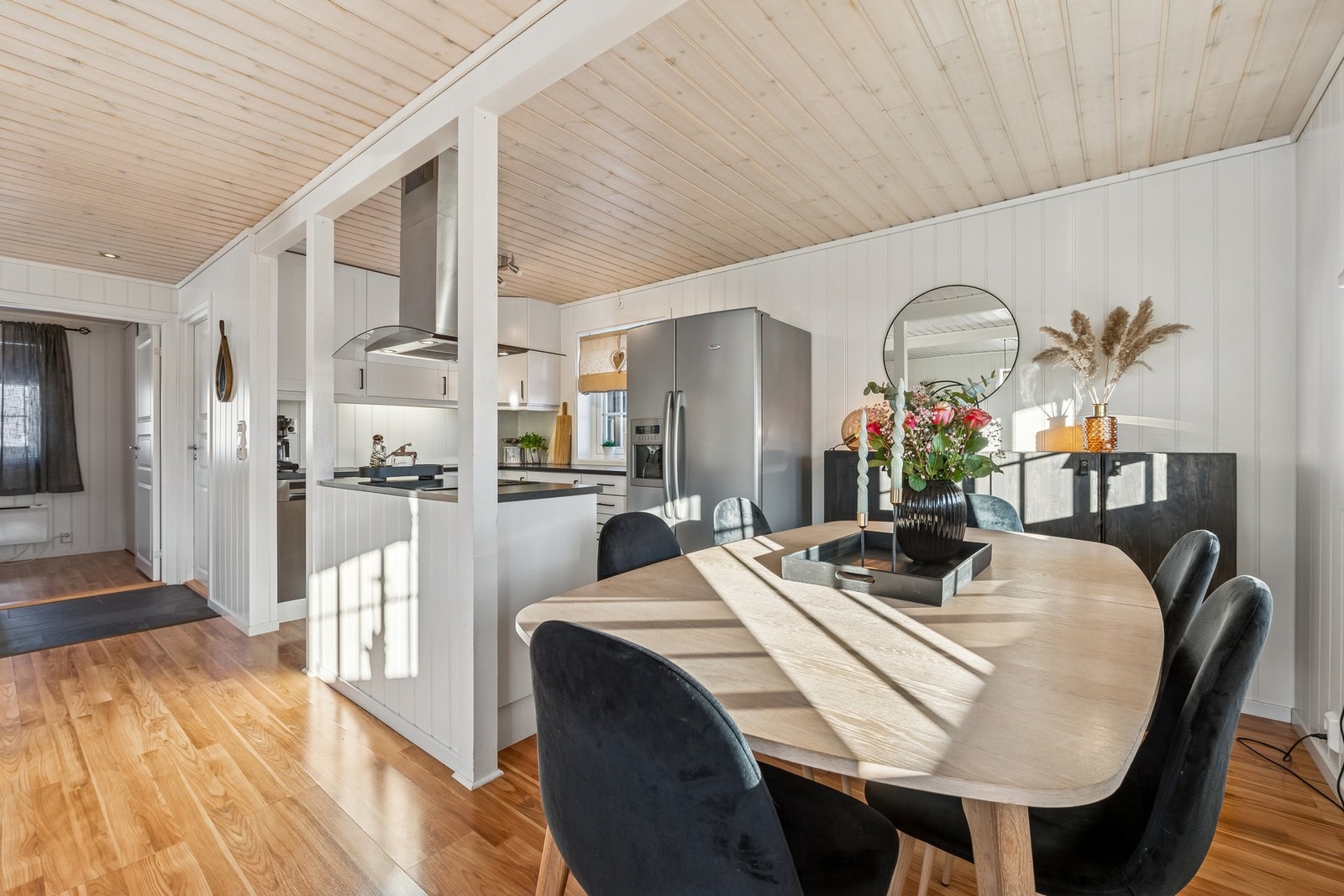 Åpen stue og kjøkken løsning som gir en luftig følelse Galleribilde