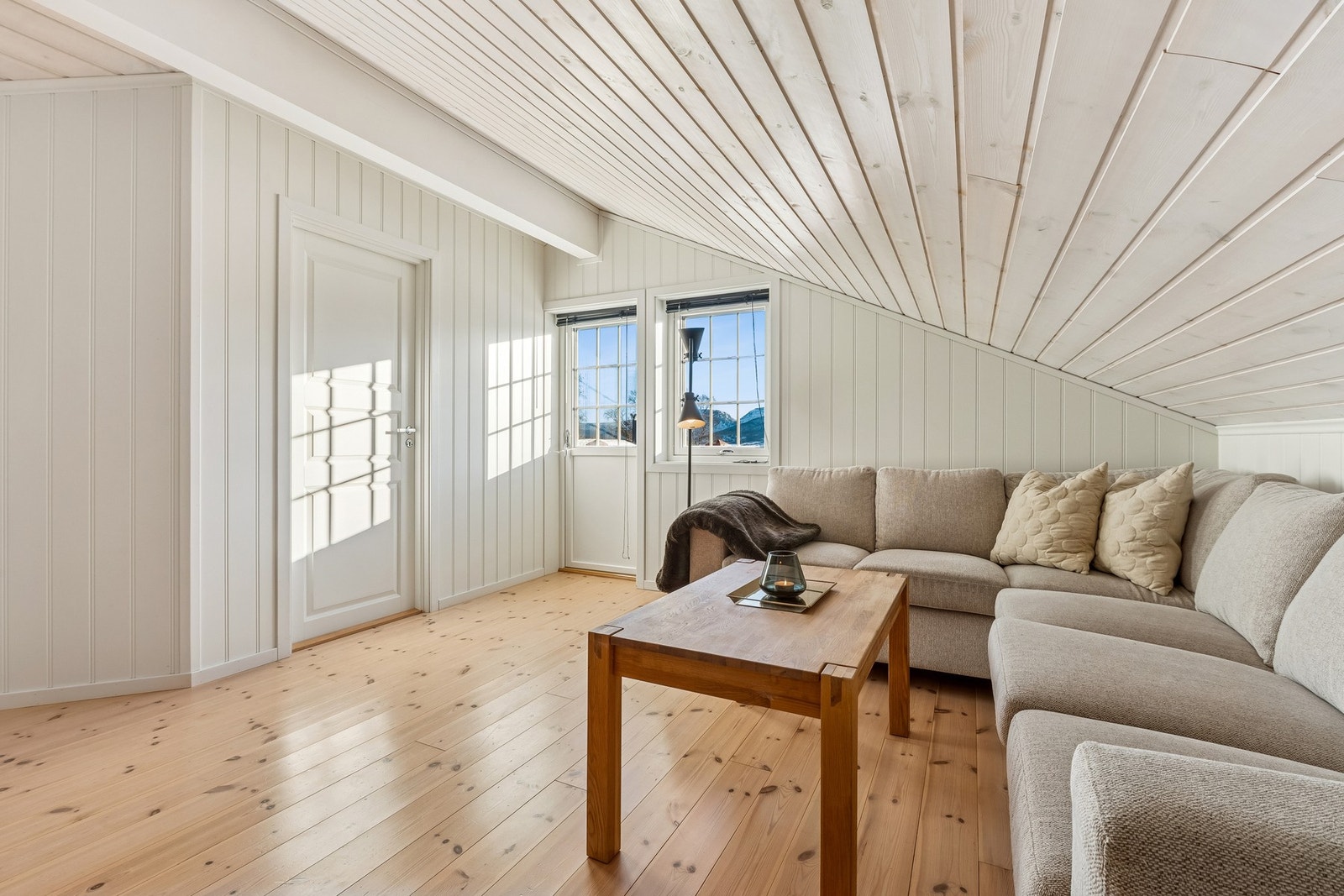 Også fra stuen i 2.etasje får man direkte adkomst til balkongen. Galleribilde