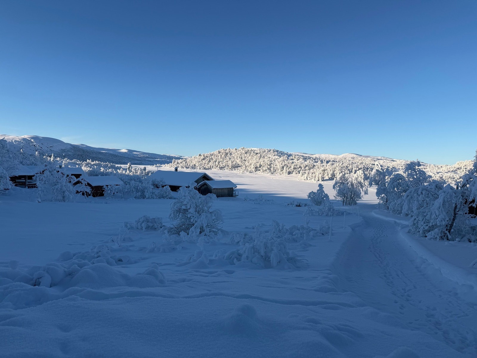 Eiendommen ligger på Nordre Fjellstølen i Sør-Aurdal kommune. Galleribilde