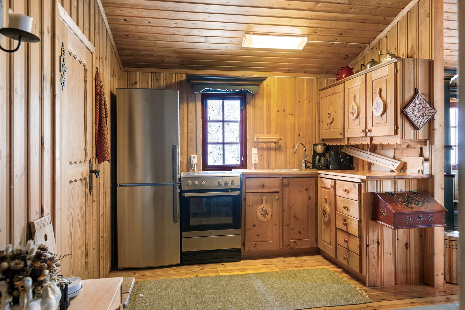 Kjøkkeninnredning i heltre med profilerte fronter og heltre benkeplate Galleribilde