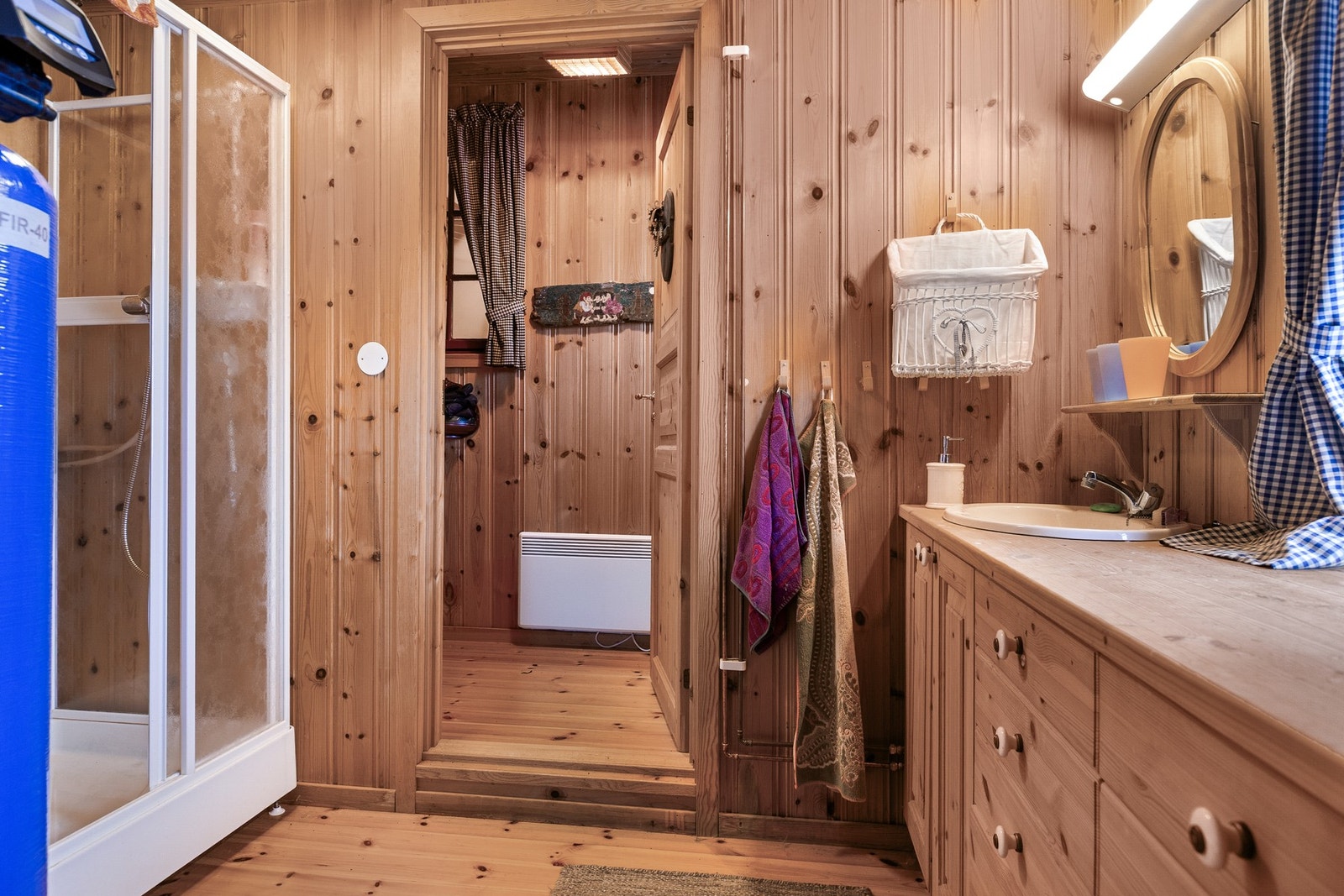 Bad med panel på overflater. Dusjkabinett. Naturlig avtrekk. Ventil plassert på vegg. Galleribilde